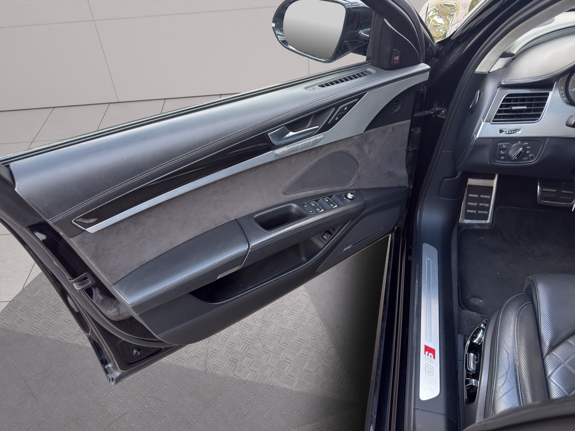 AUDI S8 4.0 TFSI V8 quattro tiptronic-image-16