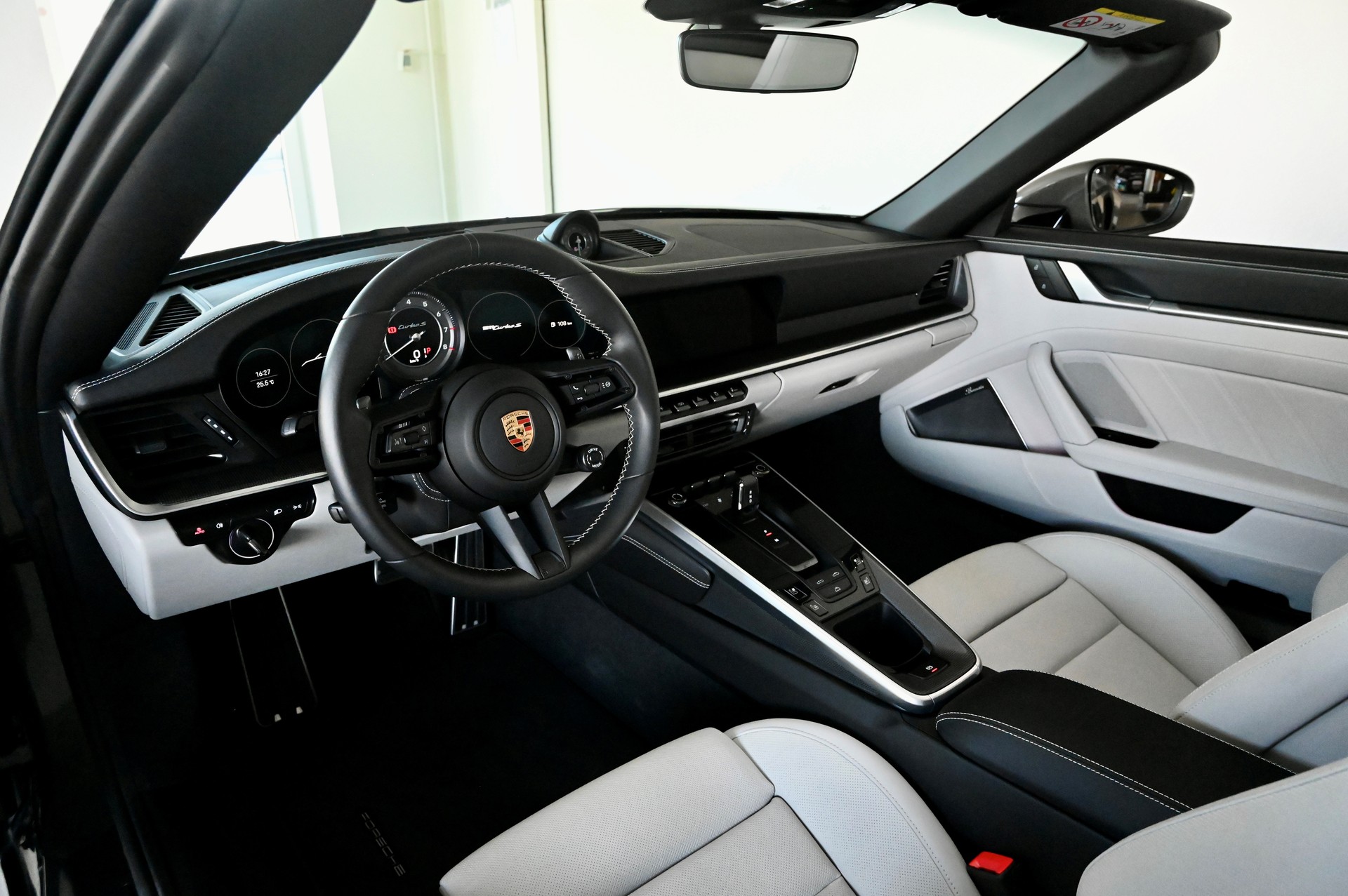 PORSCHE 911 Turbo S Cabriolet PDK-image-13