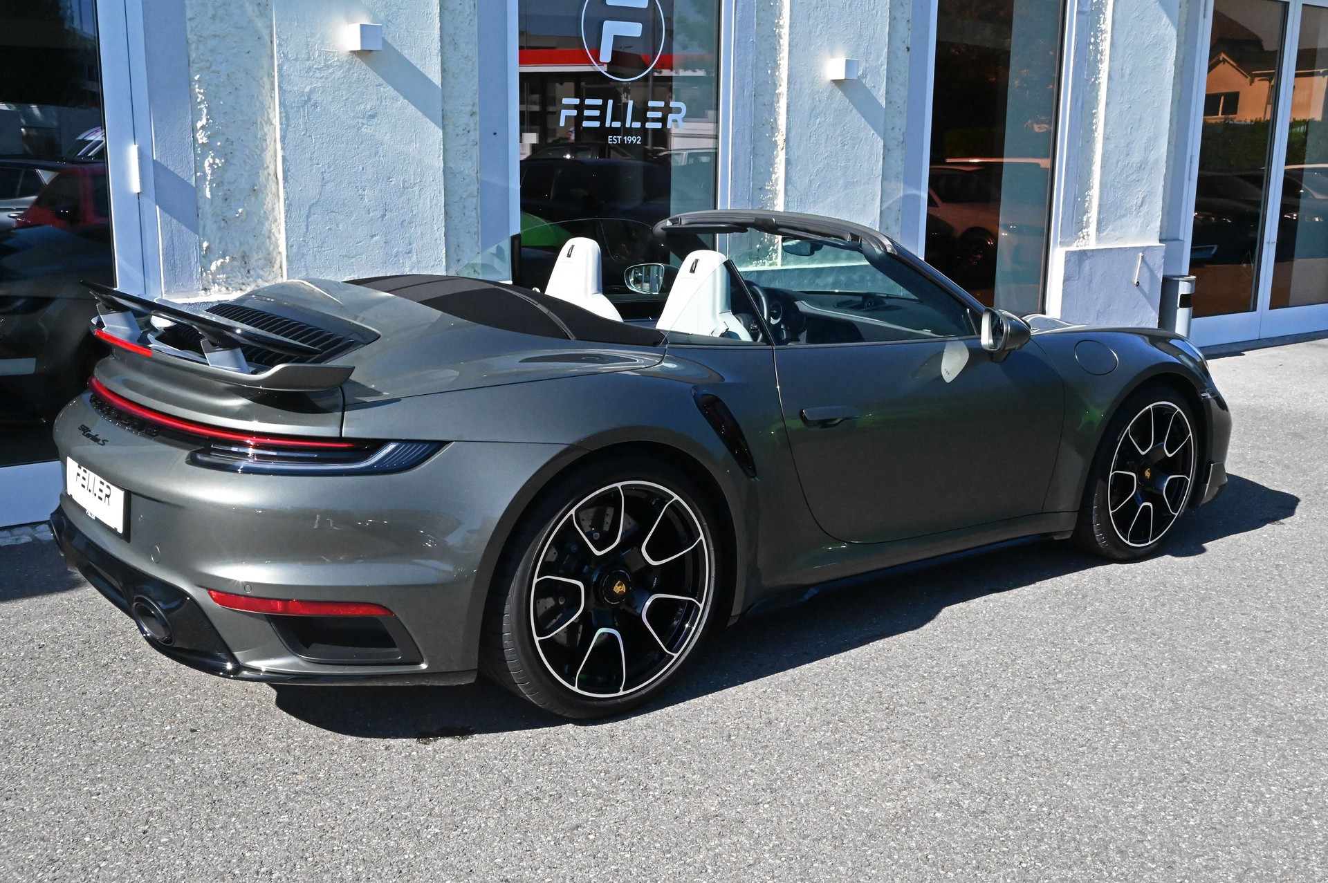 PORSCHE 911 Turbo S Cabriolet PDK-image-12