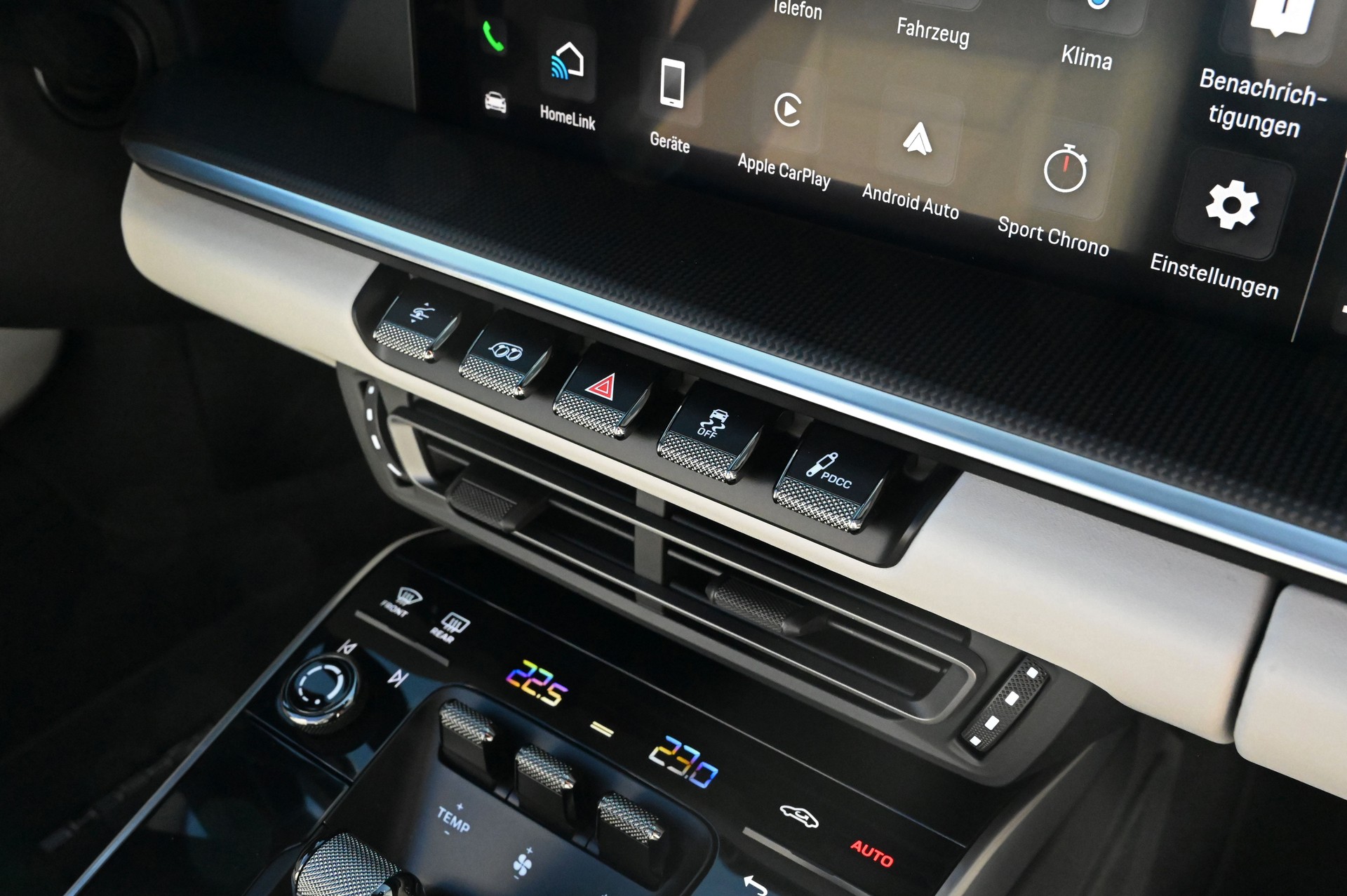 PORSCHE 911 Turbo S Cabriolet PDK-image-21