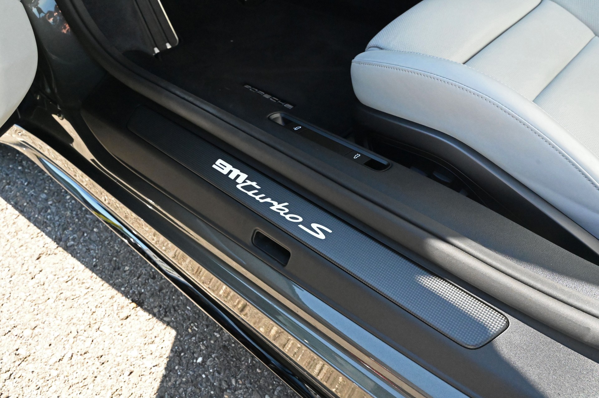 PORSCHE 911 Turbo S Cabriolet PDK-image-17
