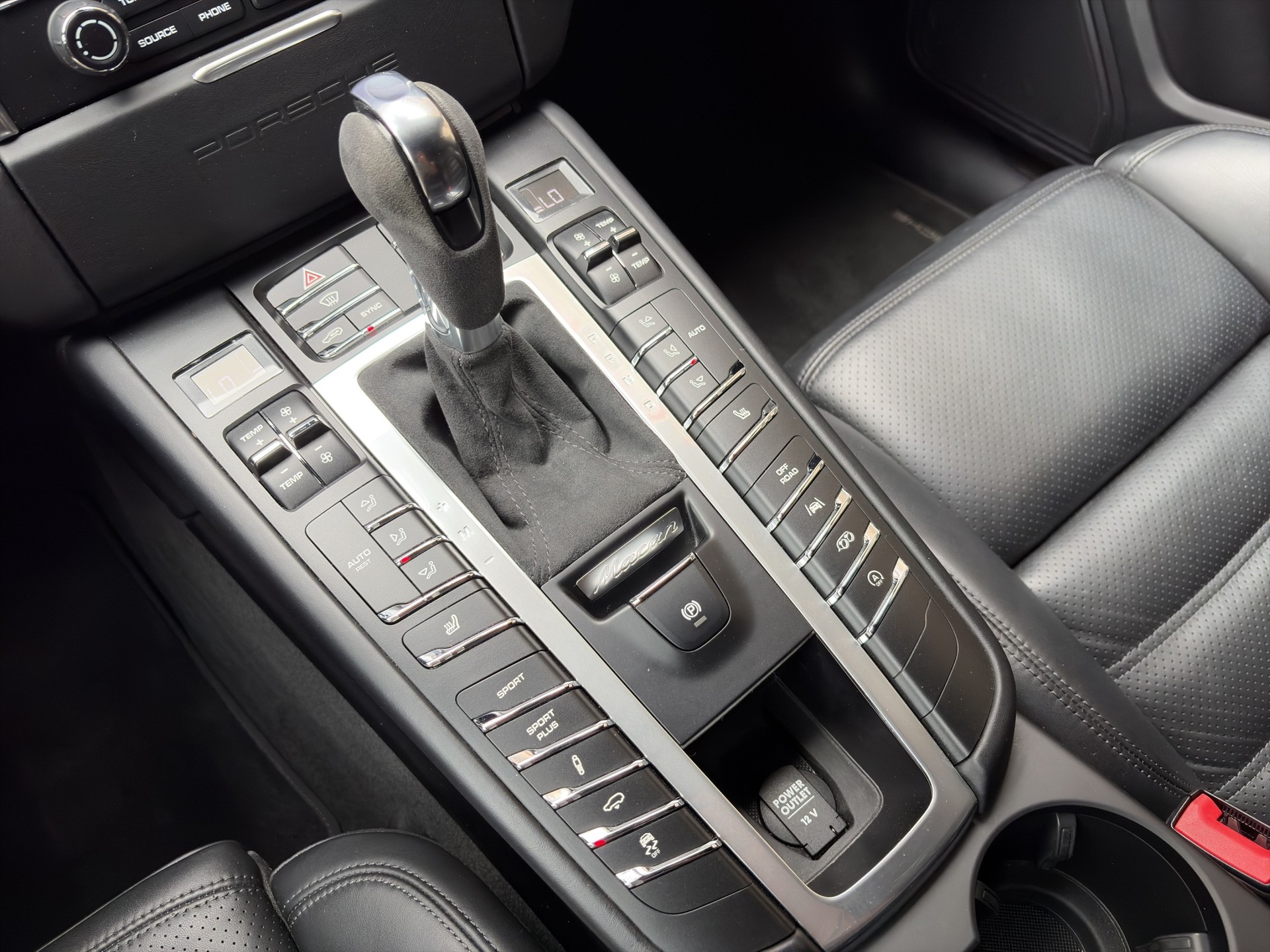PORSCHE Macan Turbo PDK-image-22