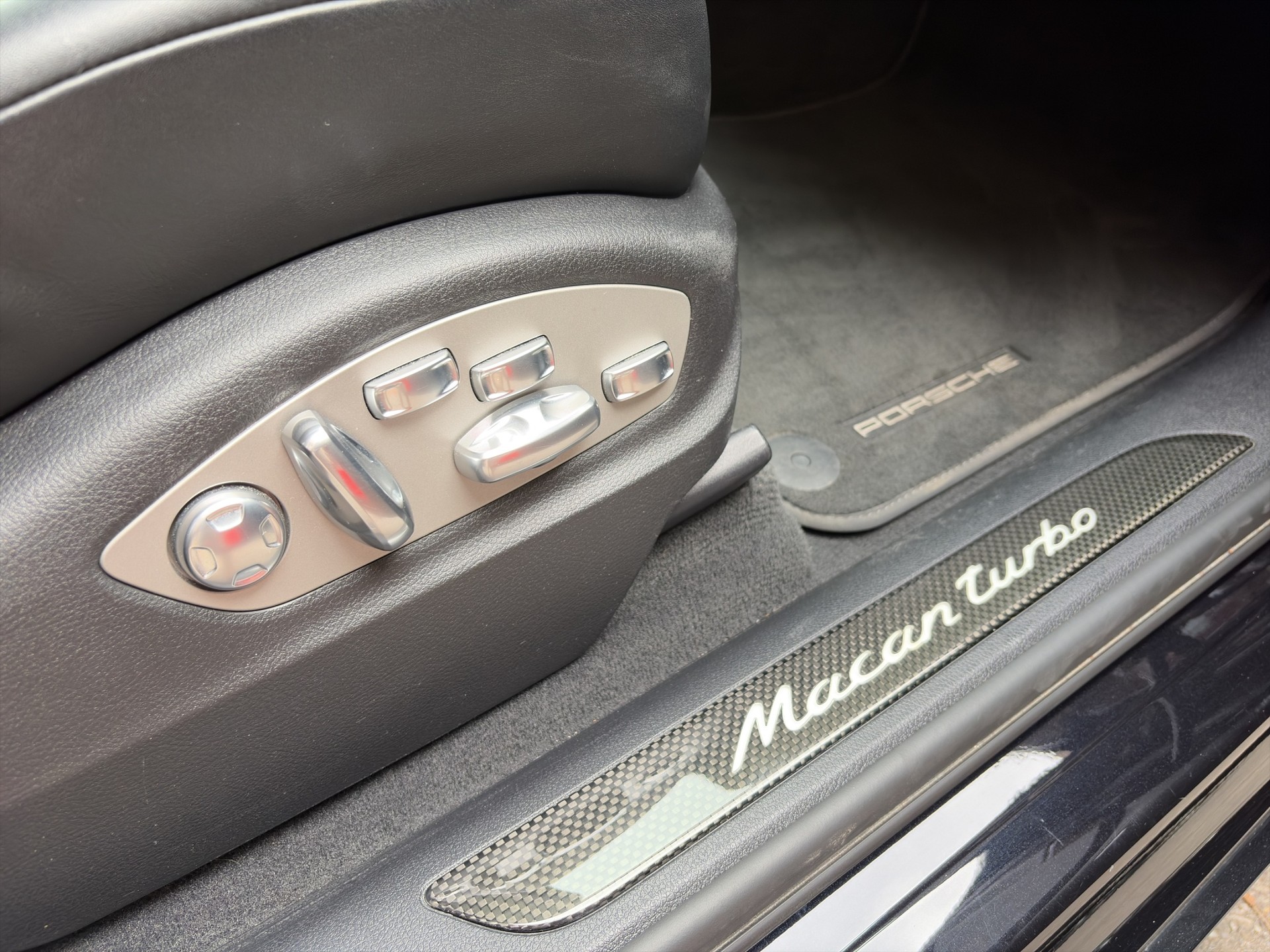 PORSCHE Macan Turbo PDK-image-29