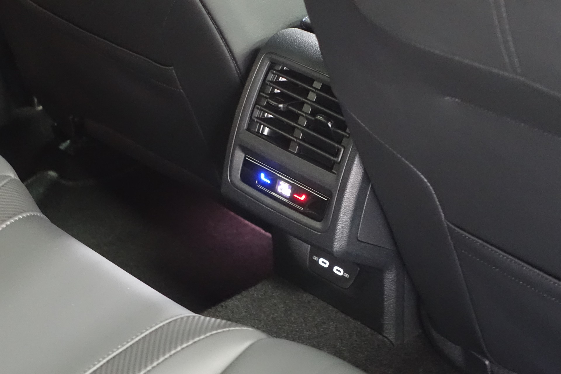 VW Golf VIII 2.0 TSI R Black Edition DSG 4motion **neues Modell**-image-16