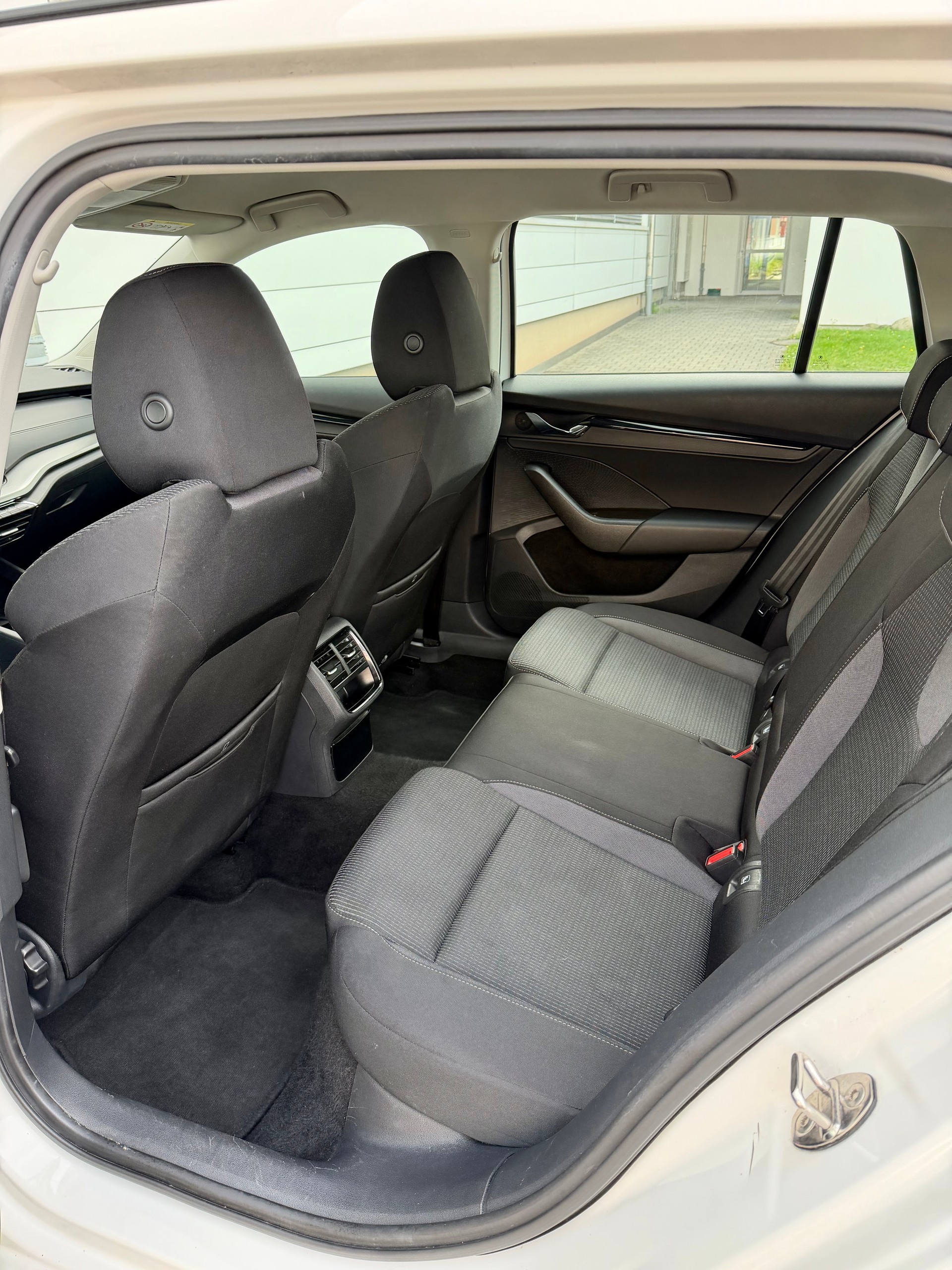 SKODA Octavia Combi 2.0 TDI DSG Ambition**CH-Fahrzeug**Anhängerkupplung**LED-Scheinwerfer**Frisch MFK**12M Garnatie-image-7