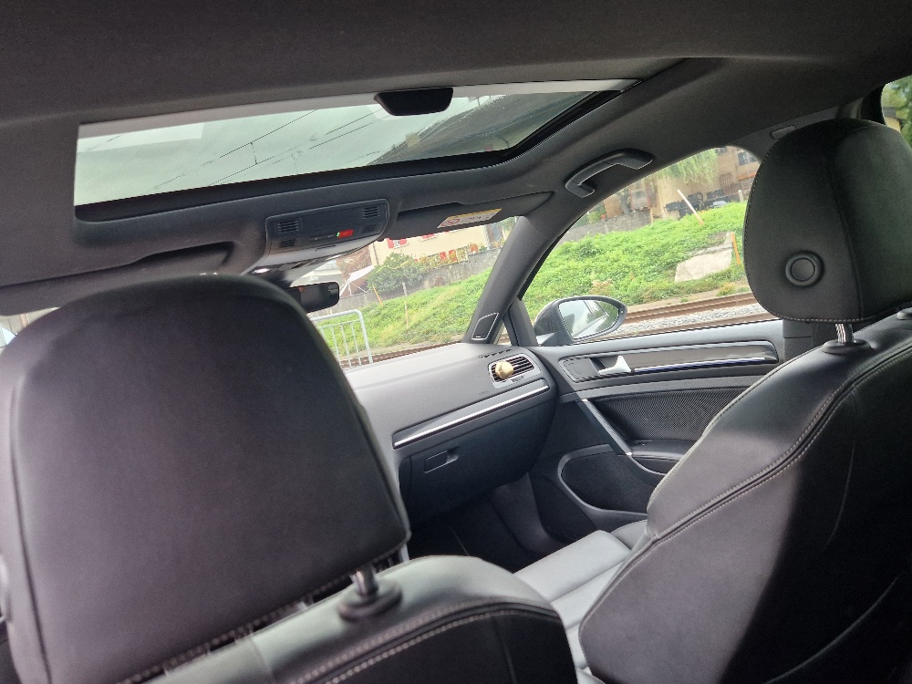 VW Golf " R " 300 CV-image-11