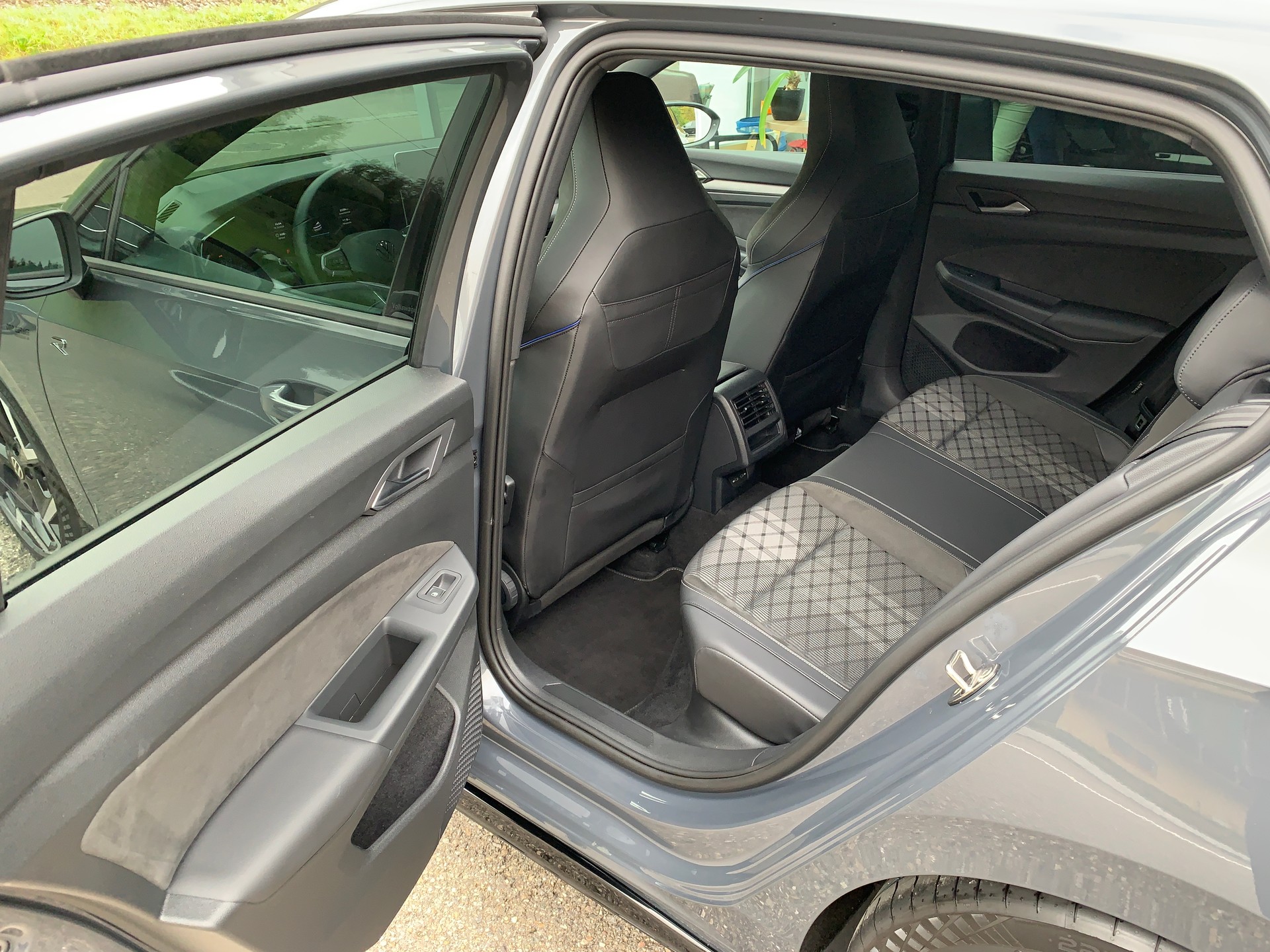 VW Golf 2.0 TSI R-Line DSG 4 Motion-image-14