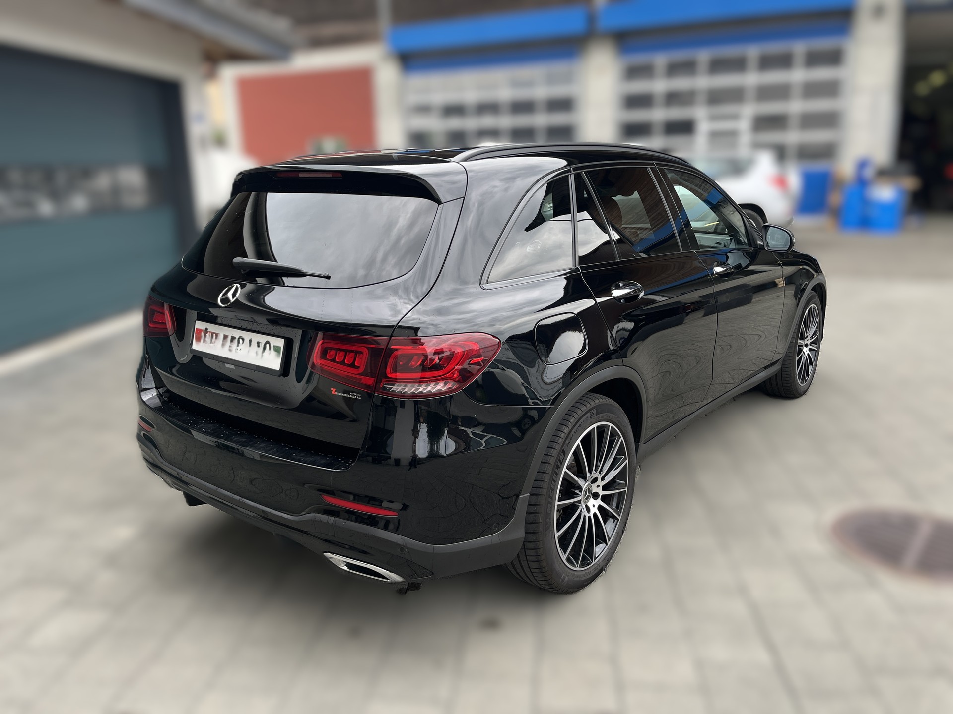 MERCEDES-BENZ GLC 300 d AMG Line 4m-image-2