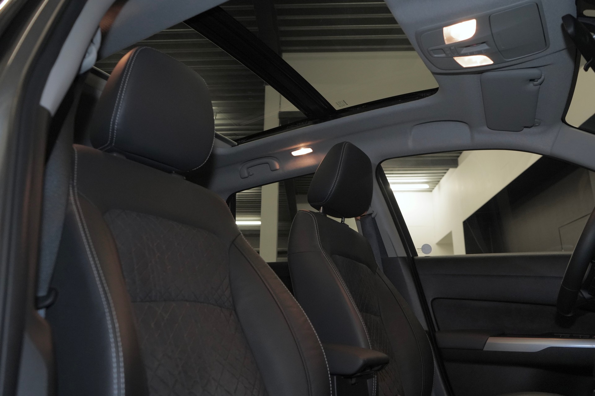 SUZUKI Vitara 1.5 Hybrid Compact Top 4x4 AGS SWISS EDITION-image-6