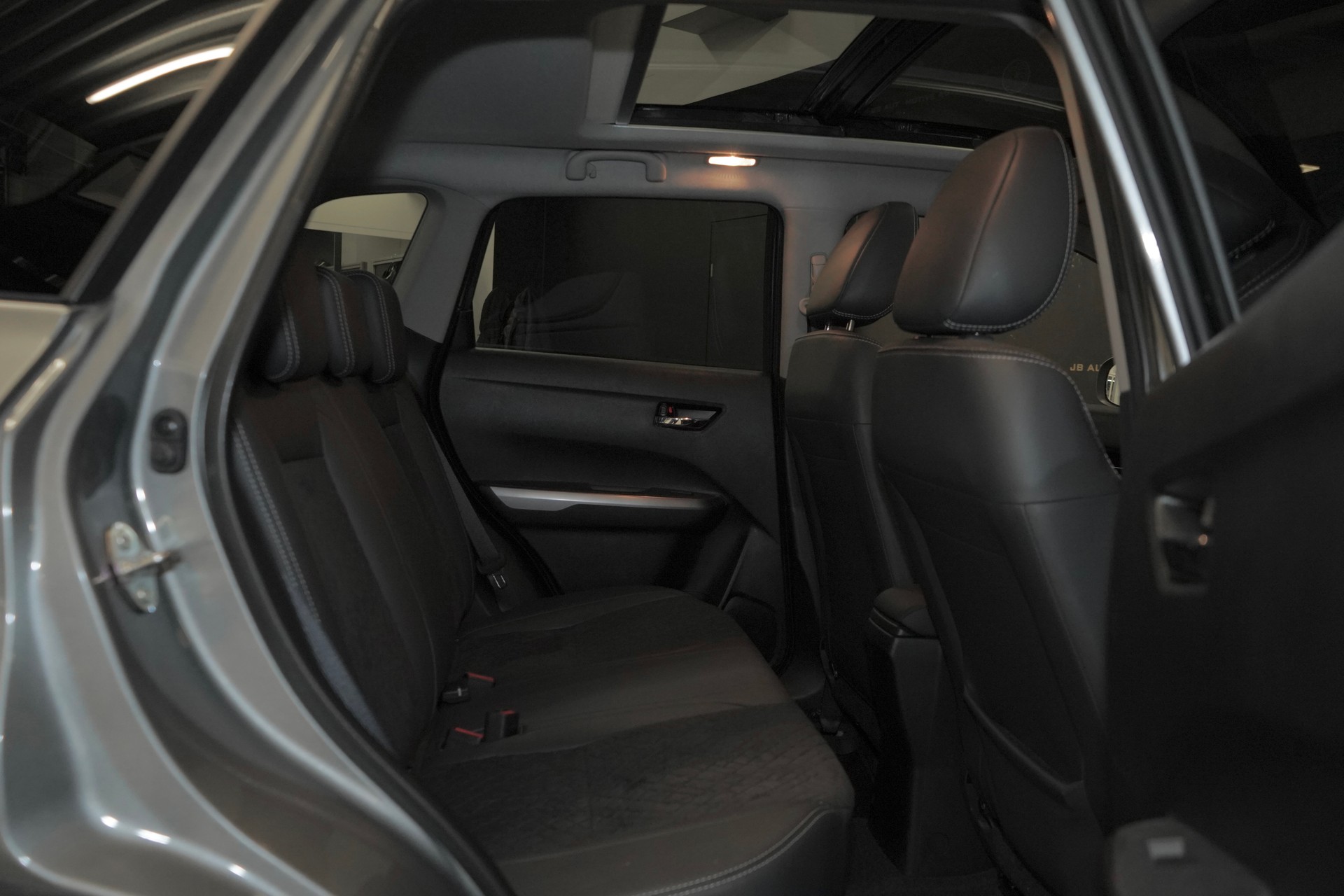 SUZUKI Vitara 1.5 Hybrid Compact Top 4x4 AGS SWISS EDITION-image-8