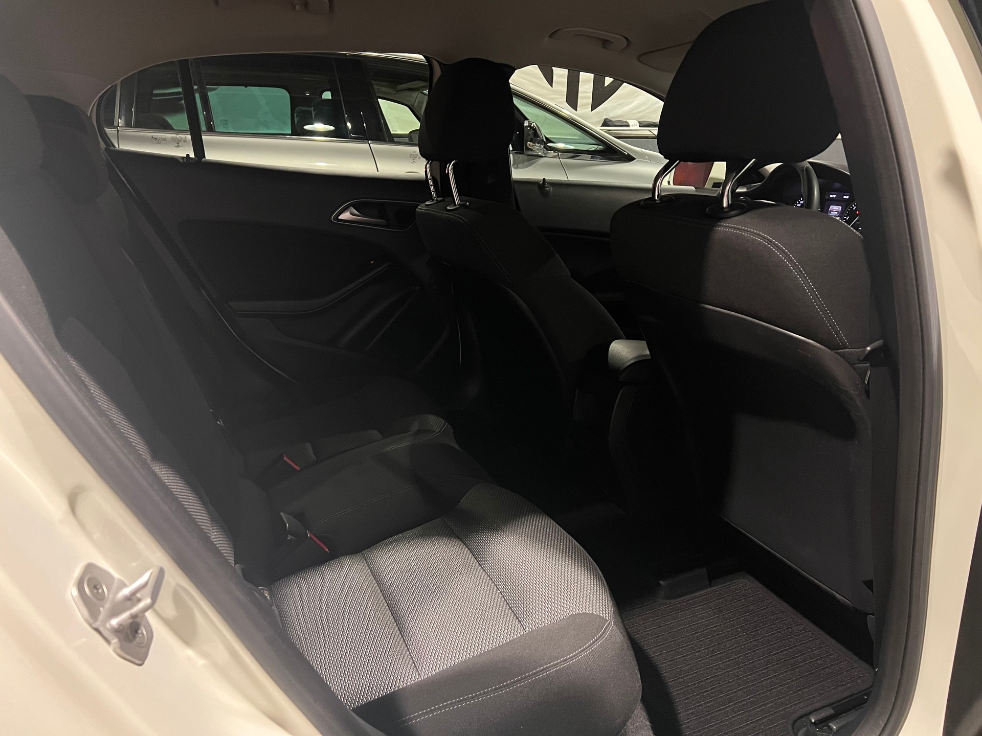 MERCEDES-BENZ GLA 200 CDI Swiss Star Edition Style 4Matic 7G-DCT-image-12