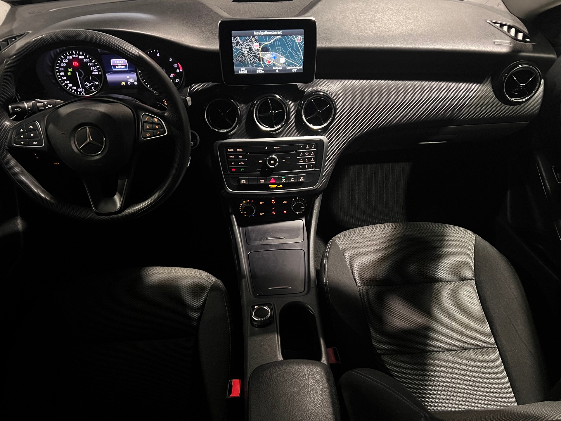 MERCEDES-BENZ GLA 200 CDI Swiss Star Edition Style 4Matic 7G-DCT-image-9