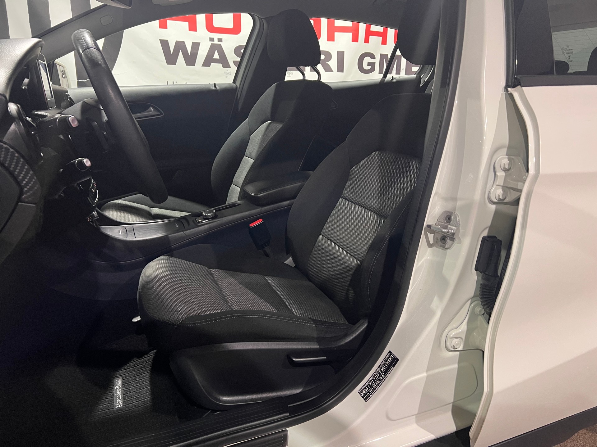 MERCEDES-BENZ GLA 200 CDI Swiss Star Edition Style 4Matic 7G-DCT-image-10