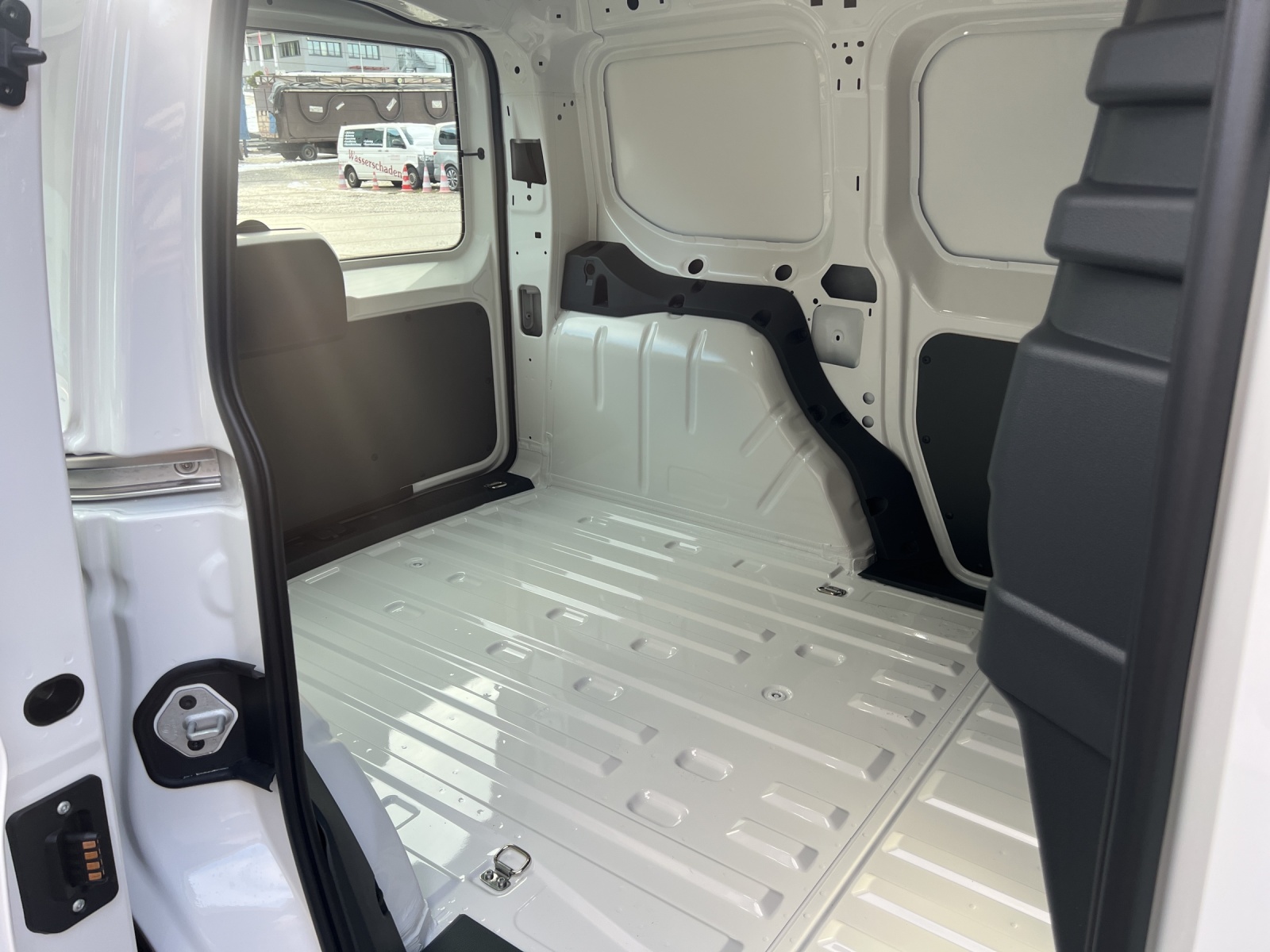 VW Caddy Cargo 1.5 TSI Entry-image-10