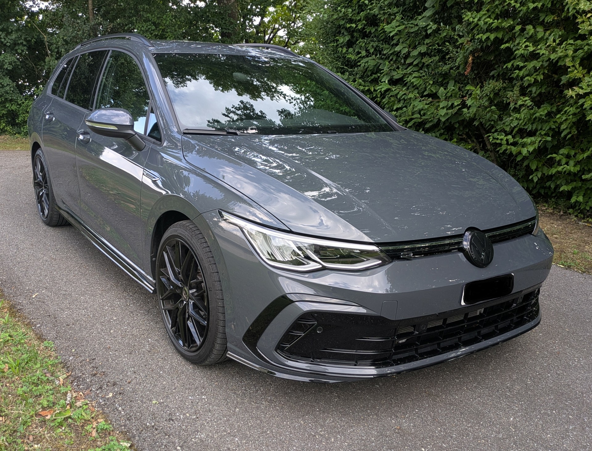 VW Golf Variant 2.0 TDI R-Line DSG-image-1
