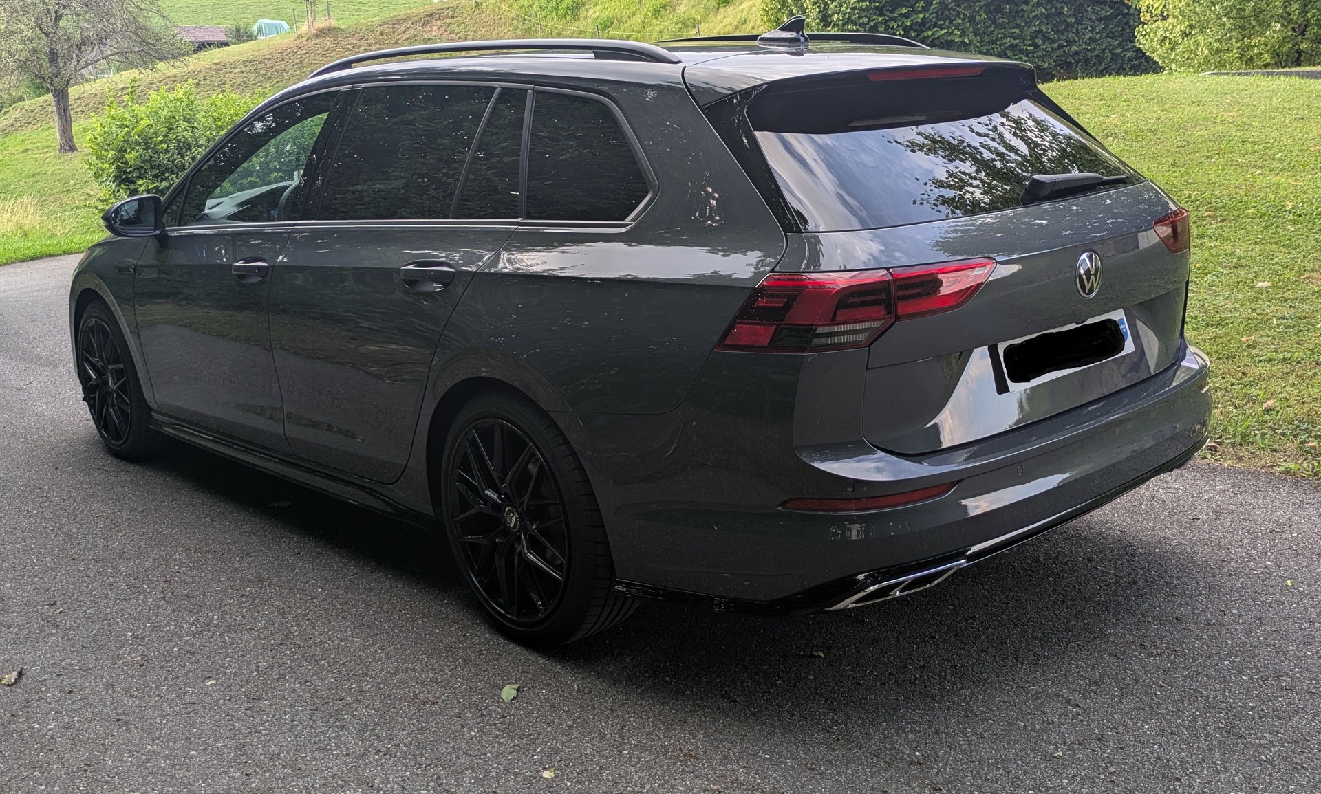VW Golf Variant 2.0 TDI R-Line DSG-image-2