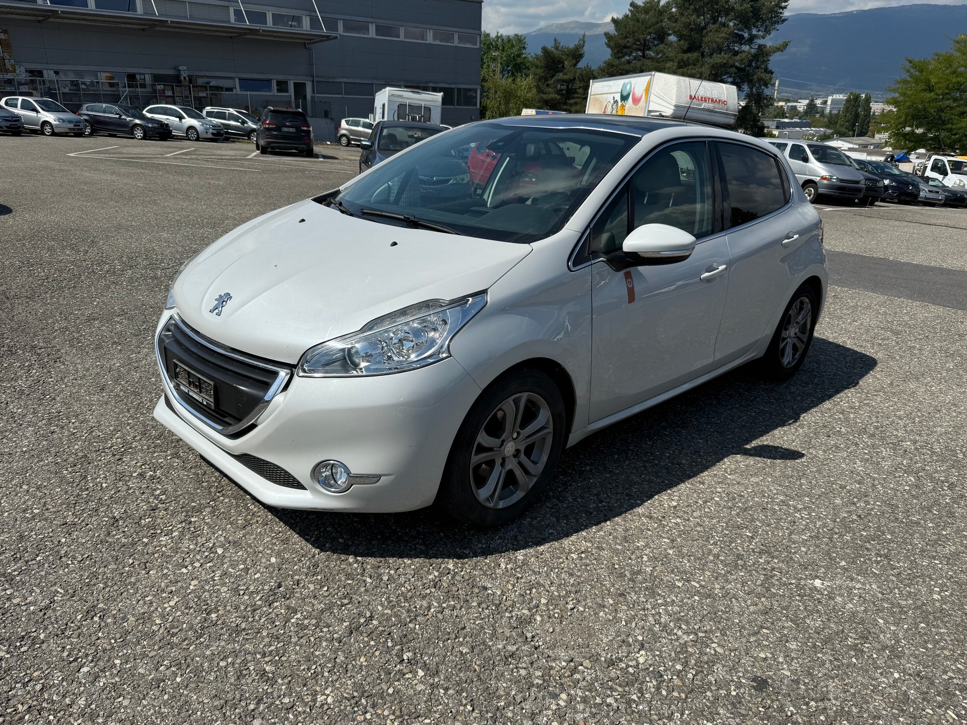 PEUGEOT 208 1.2 THP Allure-image-0