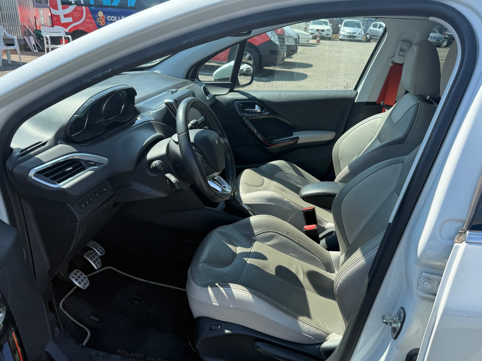 PEUGEOT 208 1.2 THP Allure-image-5