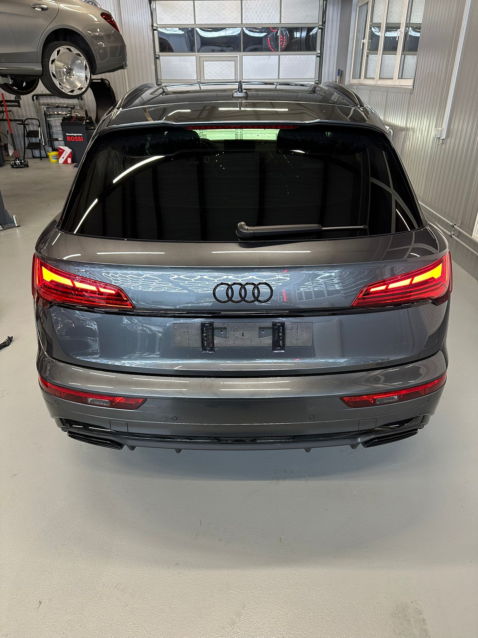 AUDI Q5 40 TDI Black Edition quattro S-tronic-image-2
