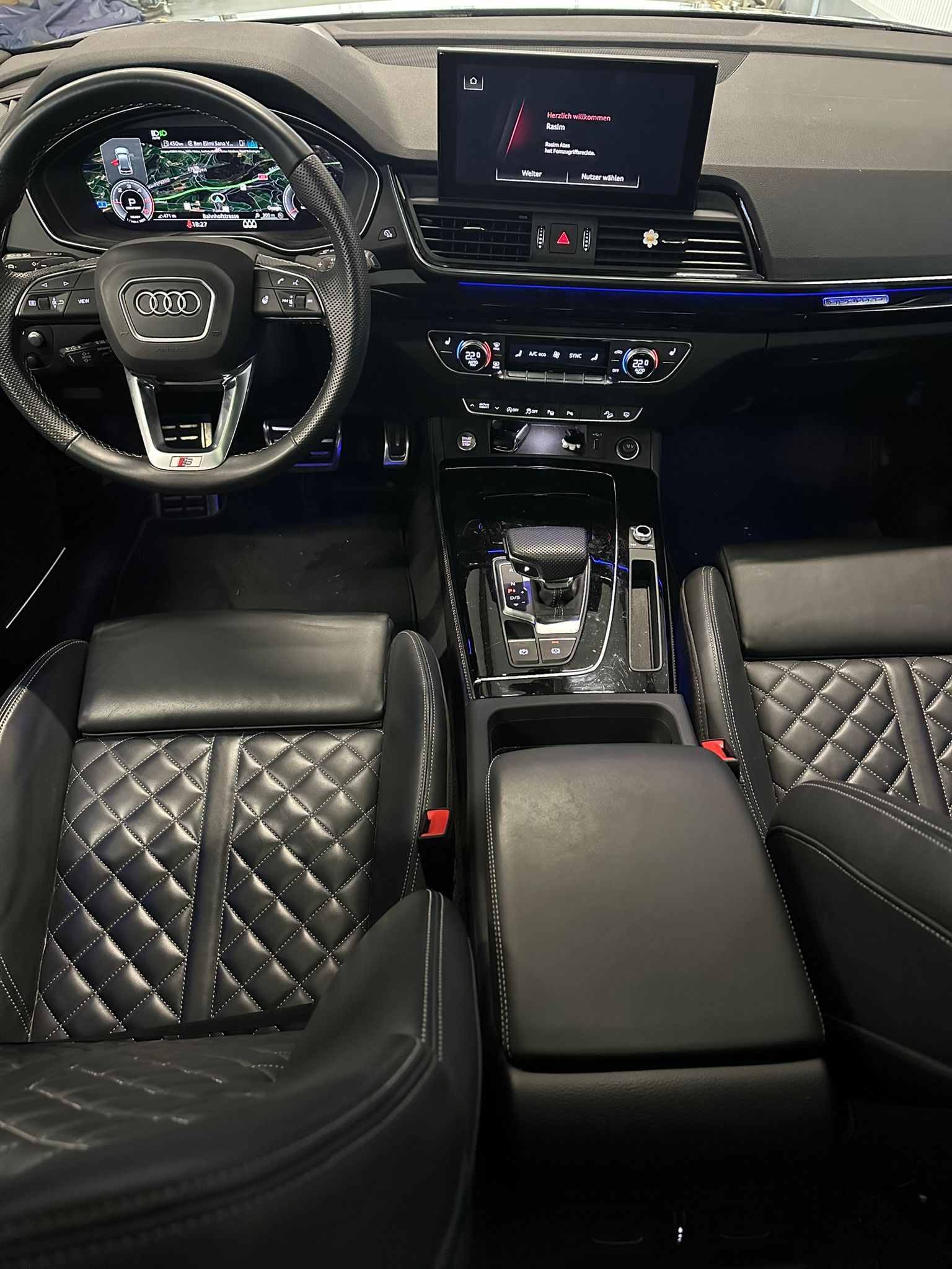 AUDI Q5 40 TDI Black Edition quattro S-tronic-image-7