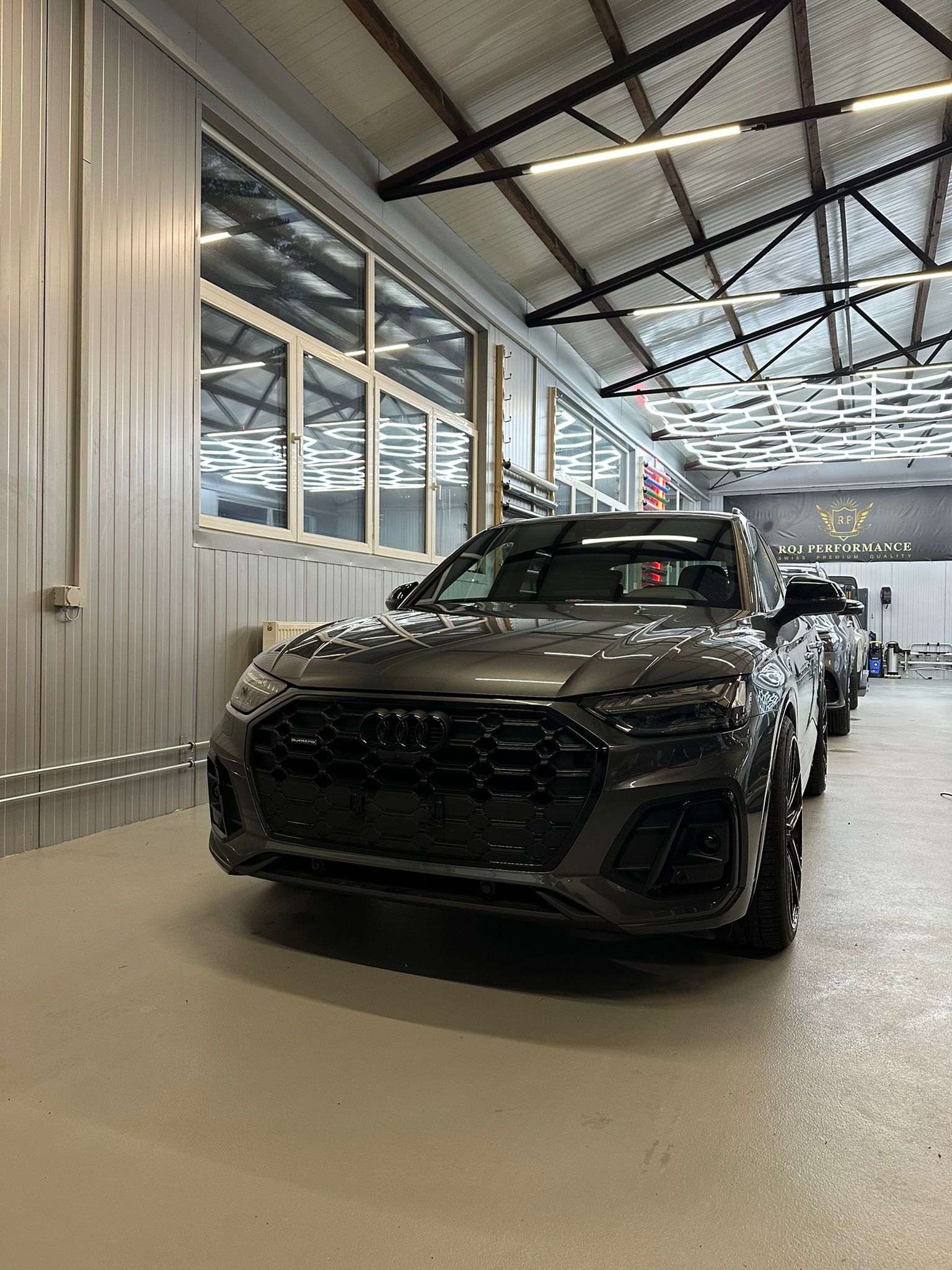 AUDI Q5 40 TDI Black Edition quattro S-tronic-image-1