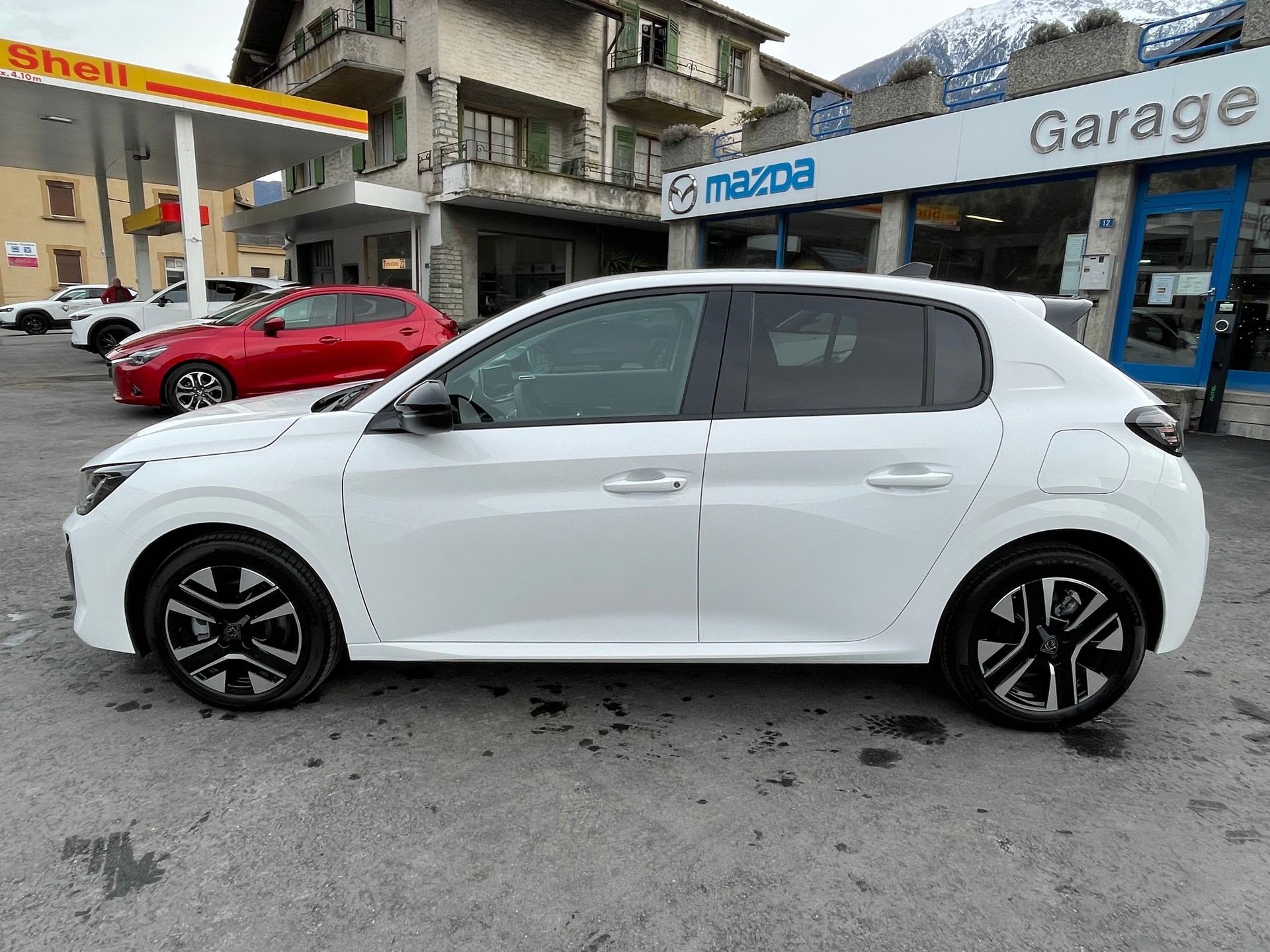 PEUGEOT 208 1.2 MHEV 110 Allure Premium-image-1
