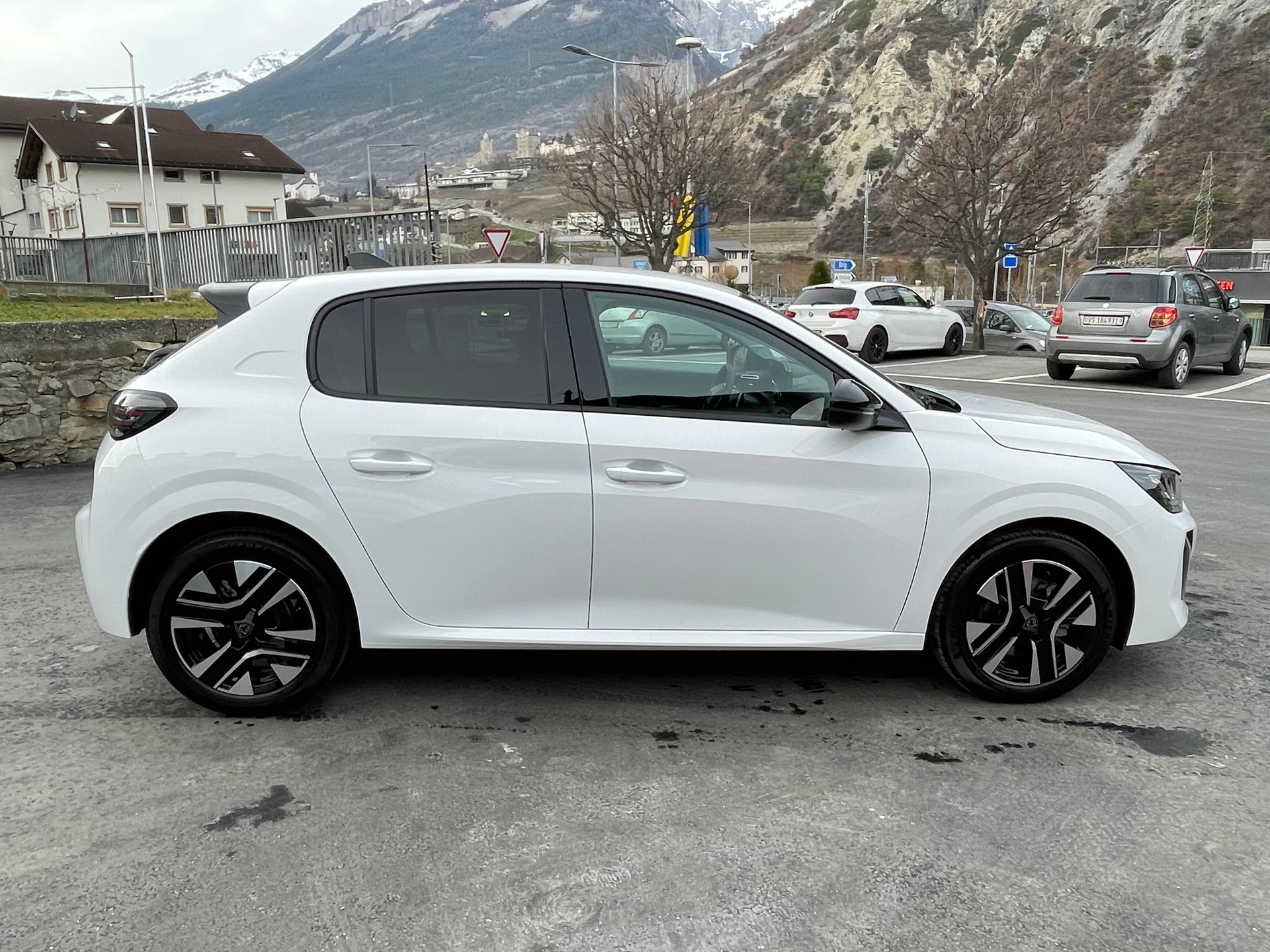 PEUGEOT 208 1.2 MHEV 110 Allure Premium-image-5