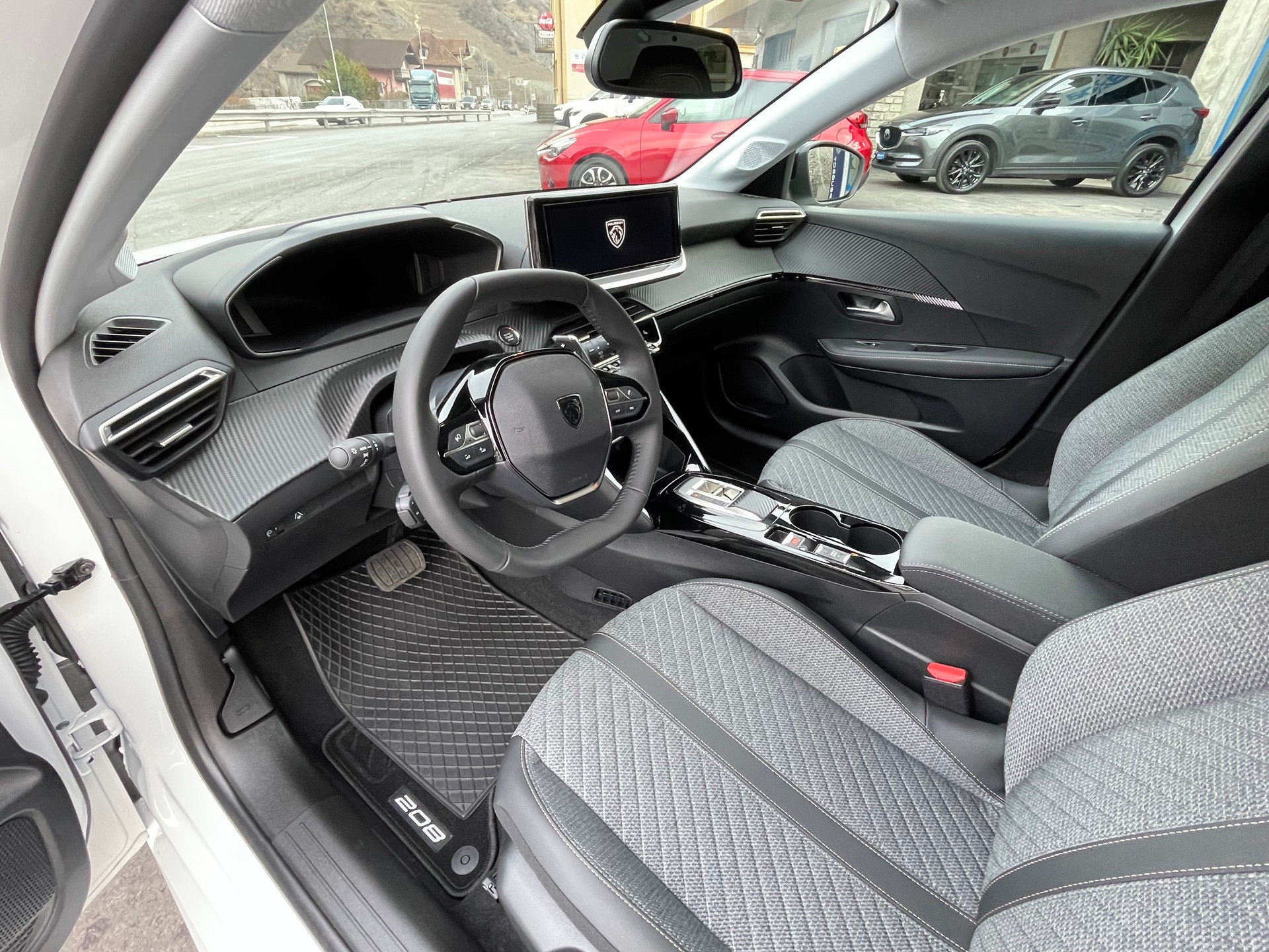 PEUGEOT 208 1.2 MHEV 110 Allure Premium-image-8