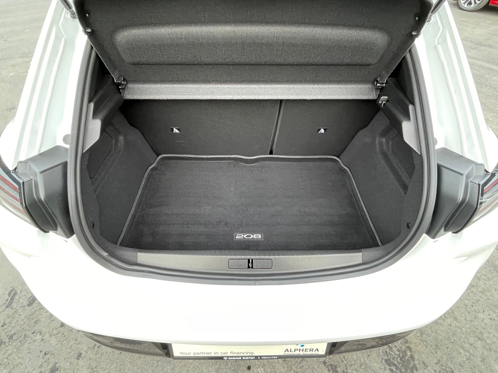 PEUGEOT 208 1.2 MHEV 110 Allure Premium-image-11