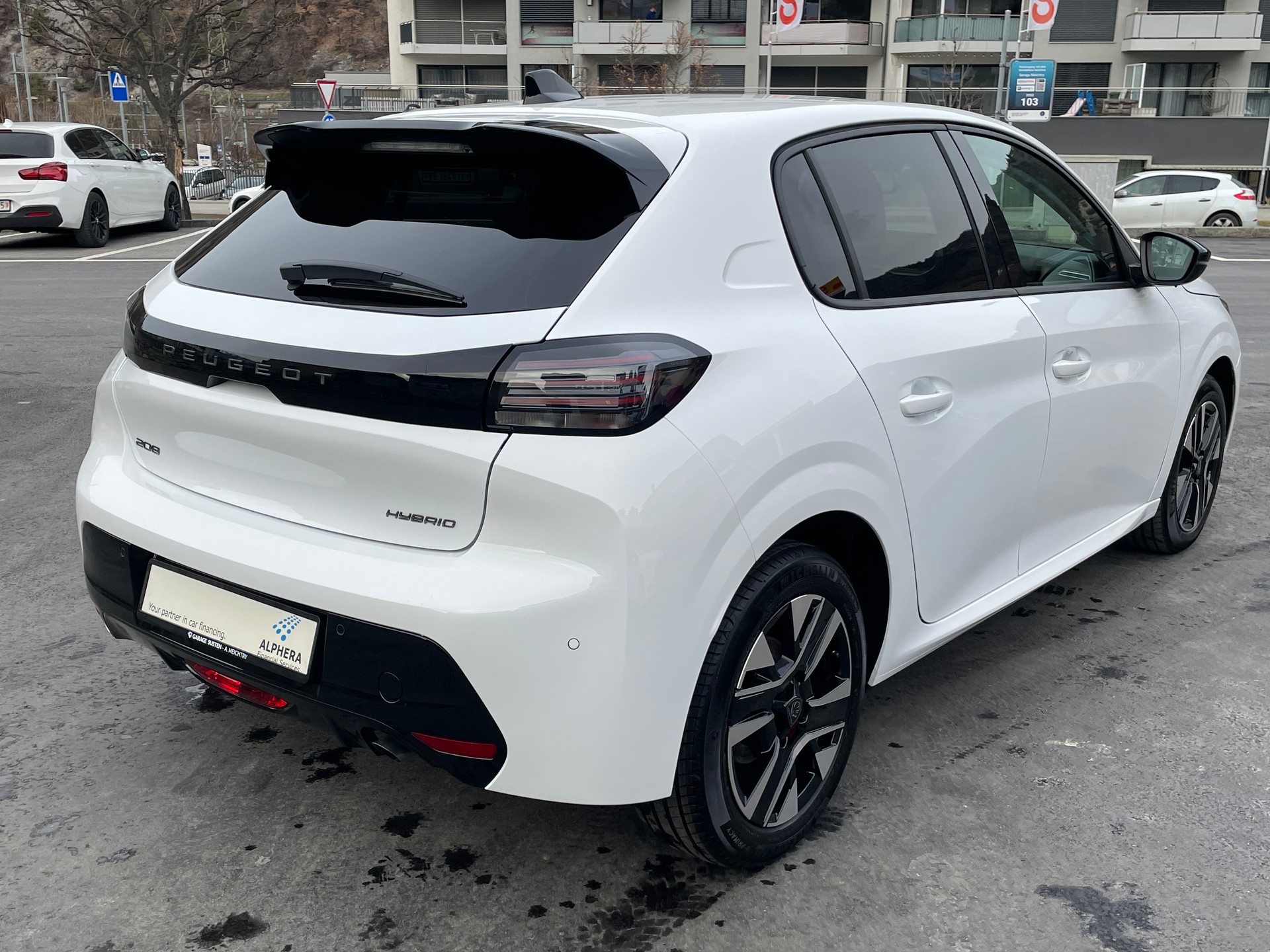 PEUGEOT 208 1.2 MHEV 110 Allure Premium-image-4