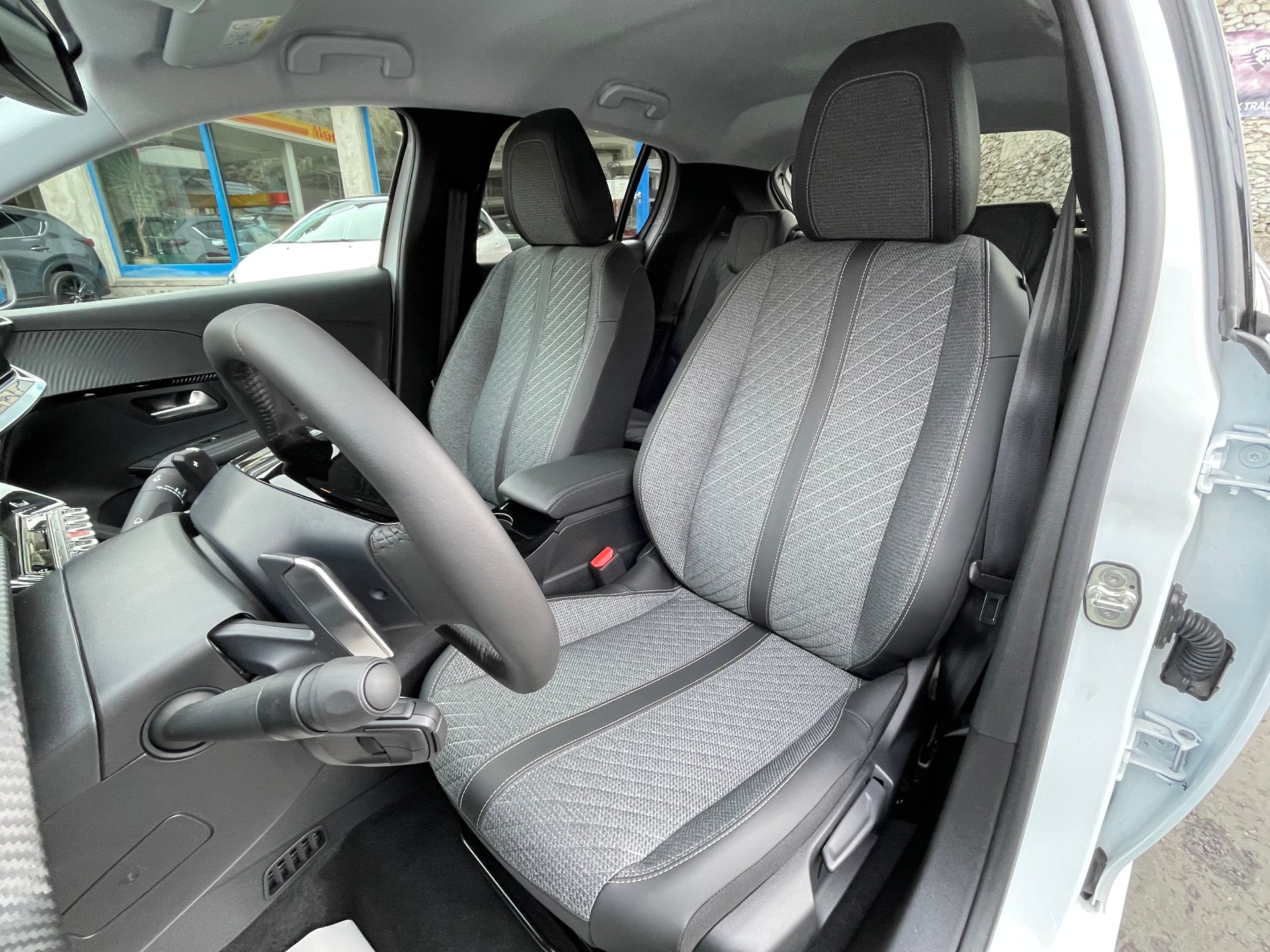 PEUGEOT 208 1.2 MHEV 110 Allure Premium-image-9