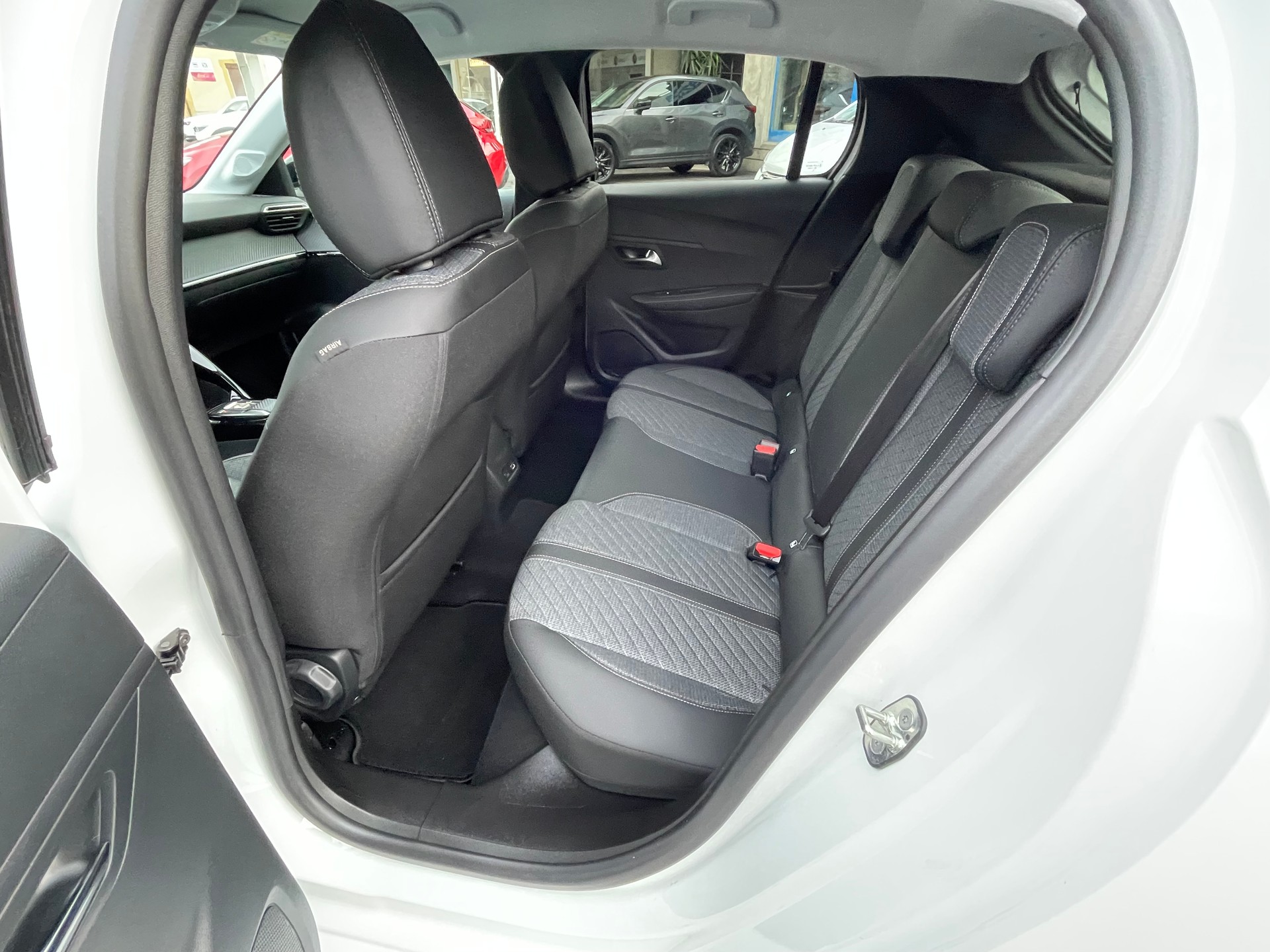 PEUGEOT 208 1.2 MHEV 110 Allure Premium-image-10