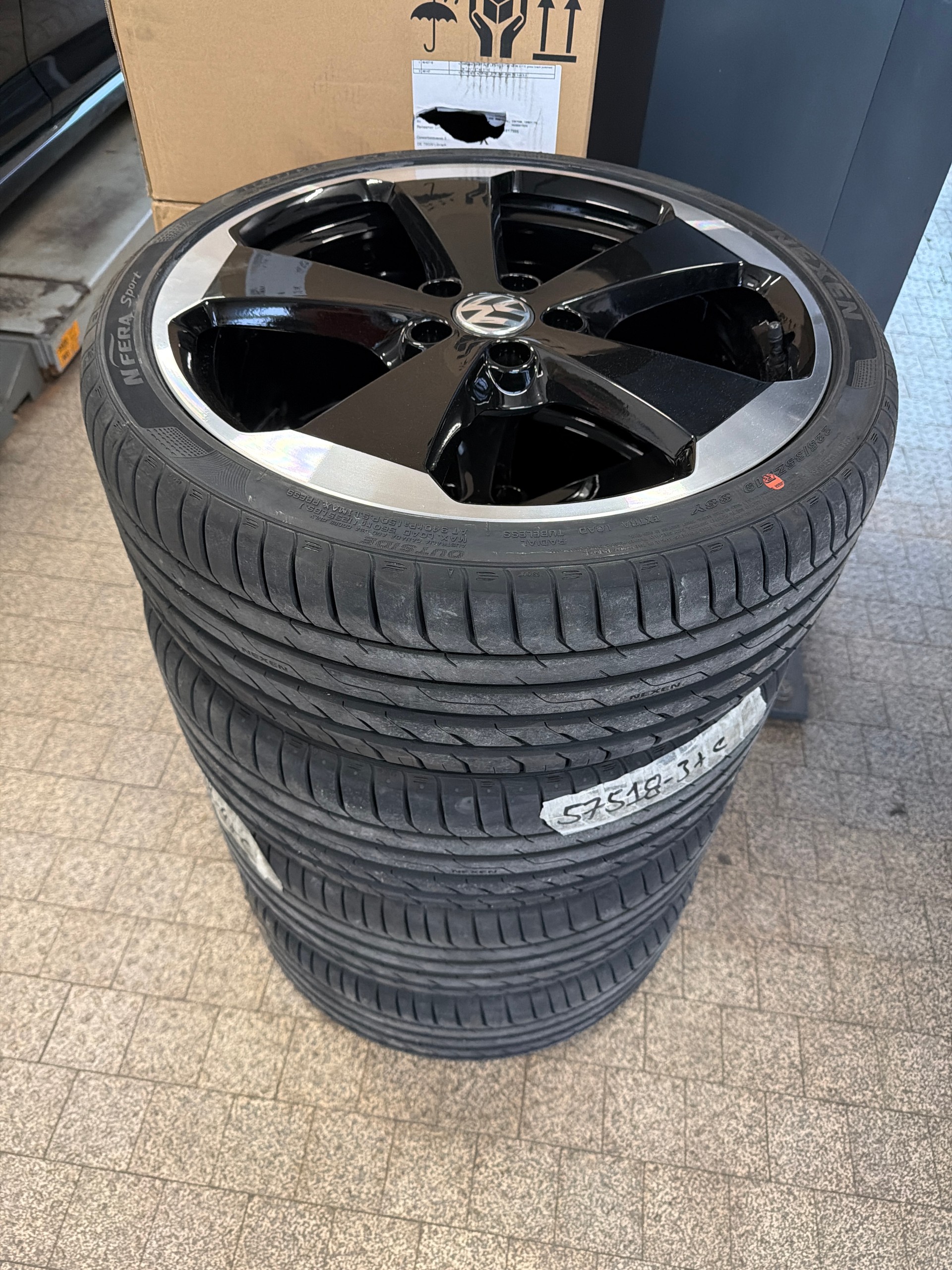 VW Golf 2.0 TSI GTI Edition 35-image-19