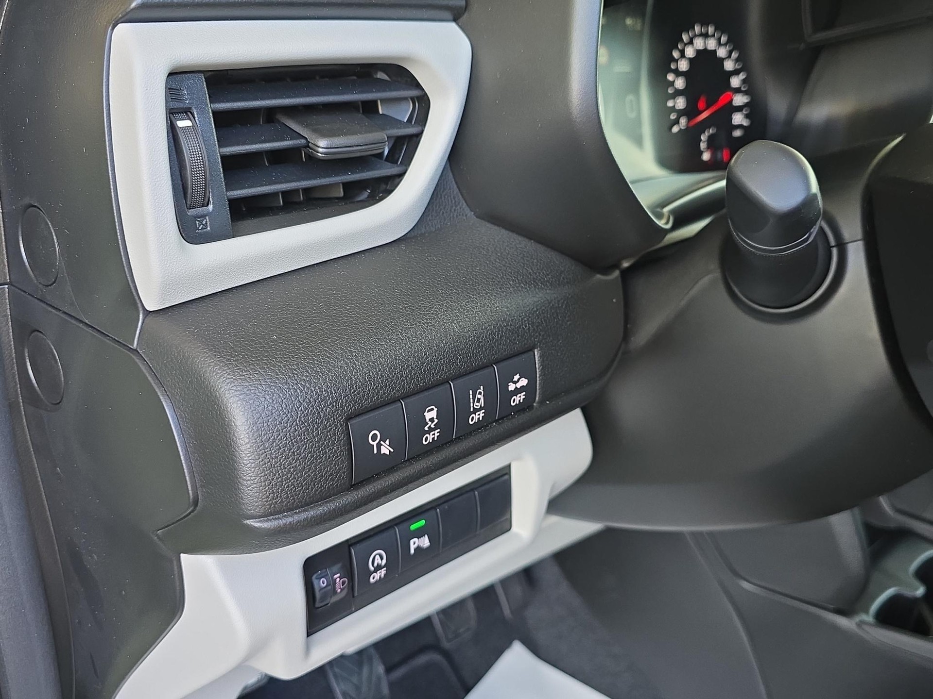 SUZUKI Swift 1.2 Sakura Hybrid 4x4-image-11