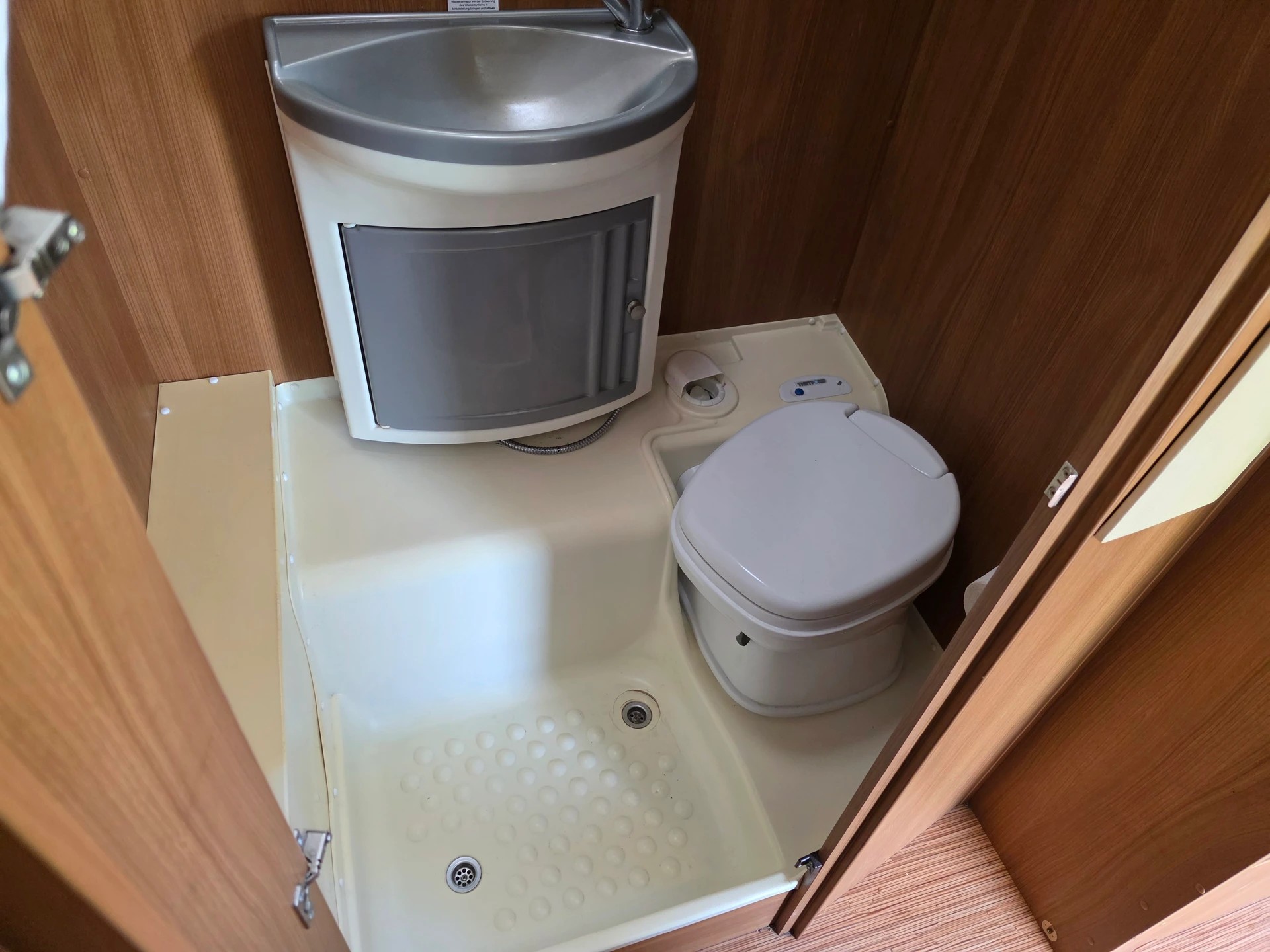 FIAT Ducato Capron Carado T134 Kompakt * Küche * Klima * WC/Dusche * TV * 2 Betten *-image-26