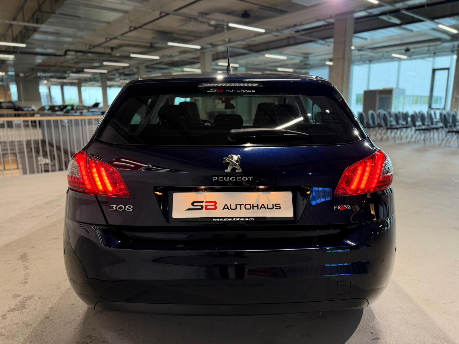 PEUGEOT 308 1.2 Pure Tech Tech Edition EAT8-image-11