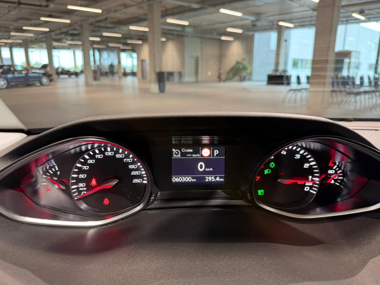 PEUGEOT 308 1.2 Pure Tech Tech Edition EAT8-image-21