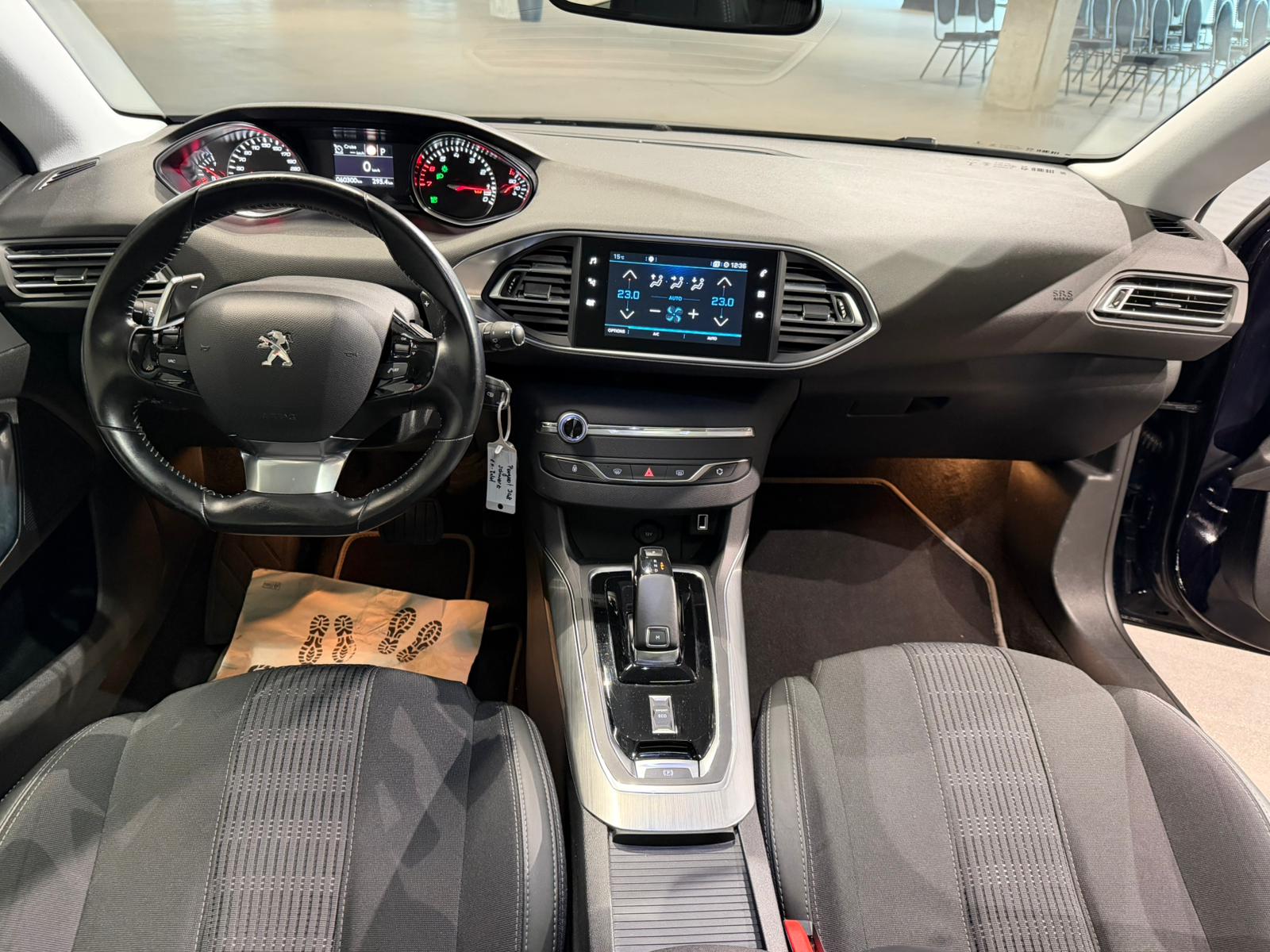 PEUGEOT 308 1.2 Pure Tech Tech Edition EAT8-image-18