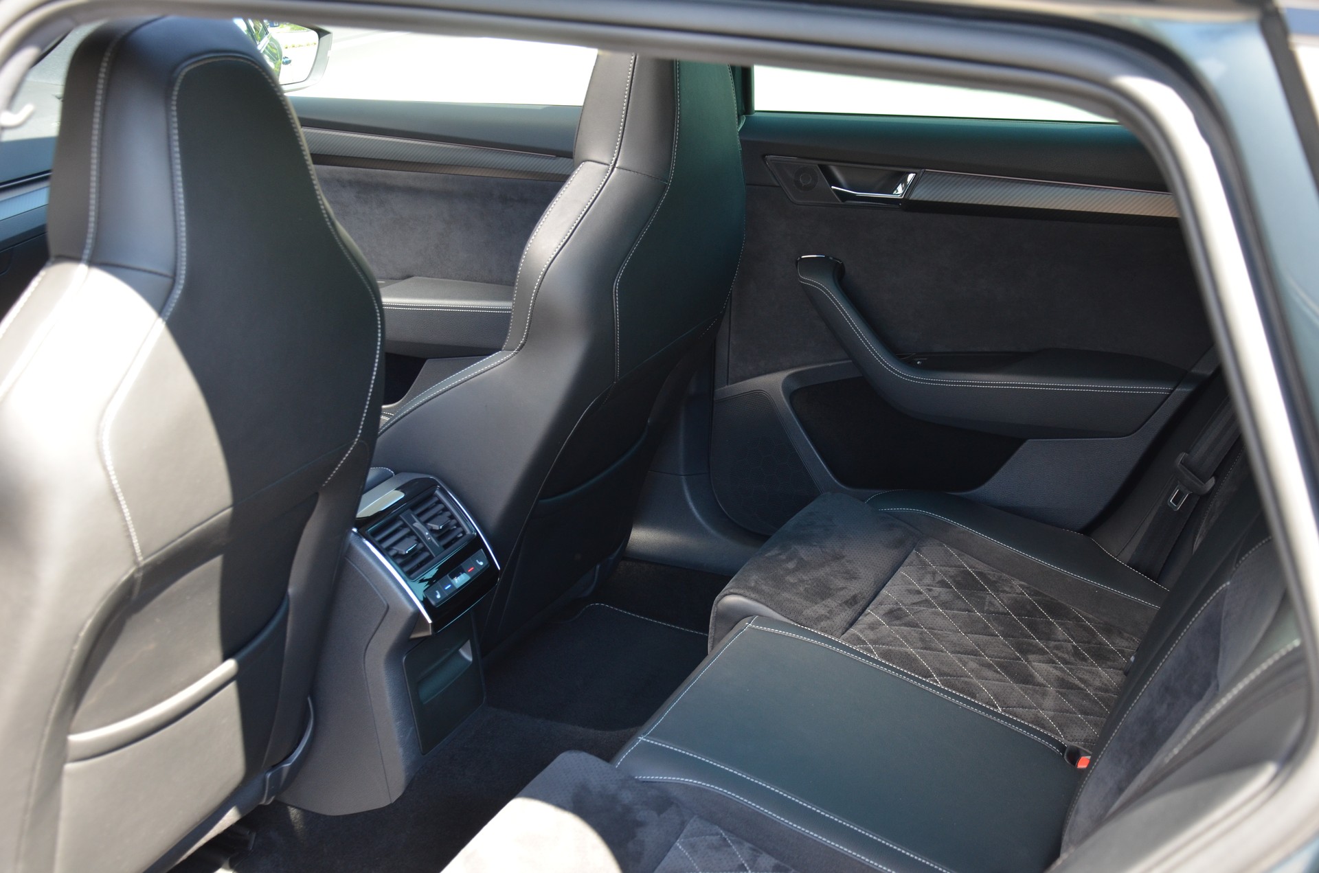 SKODA Superb Combi 2.0 TSI SportLine Plus 4x4 DSG-image-14