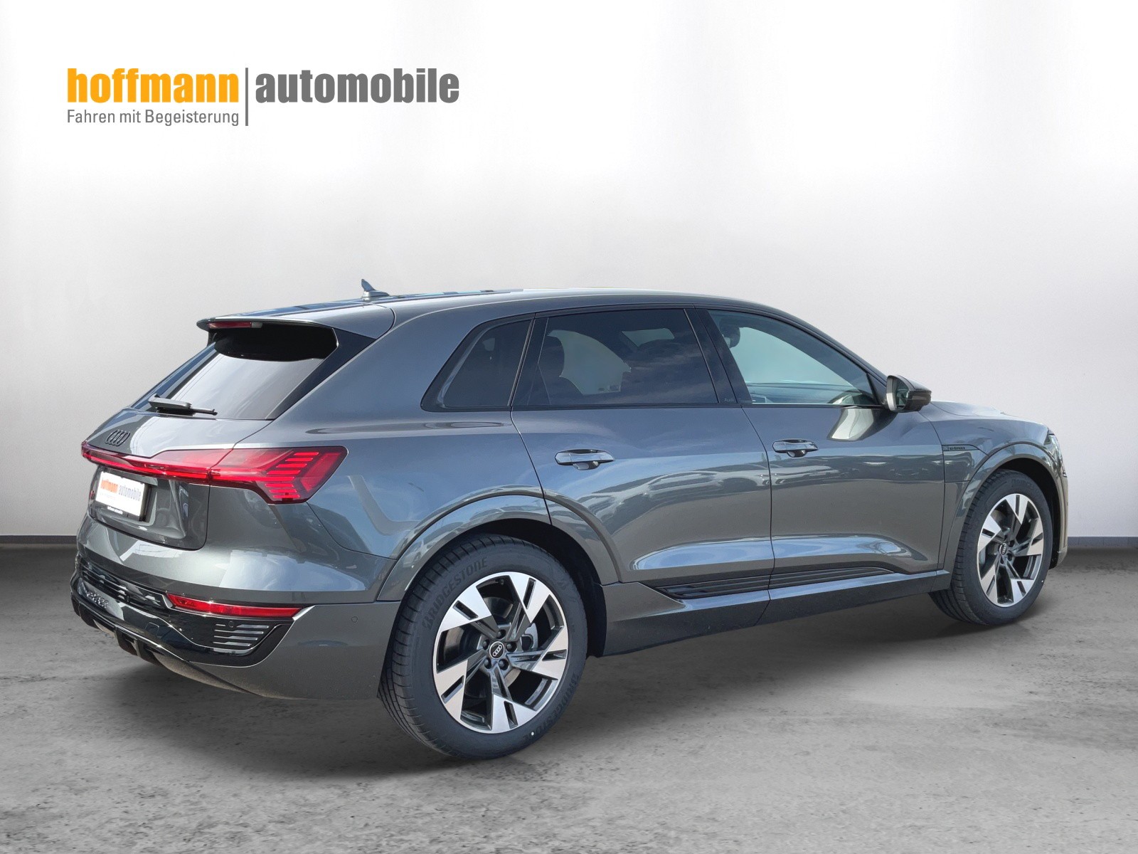 AUDI Q8 50 e-tron S line quattro-image-3