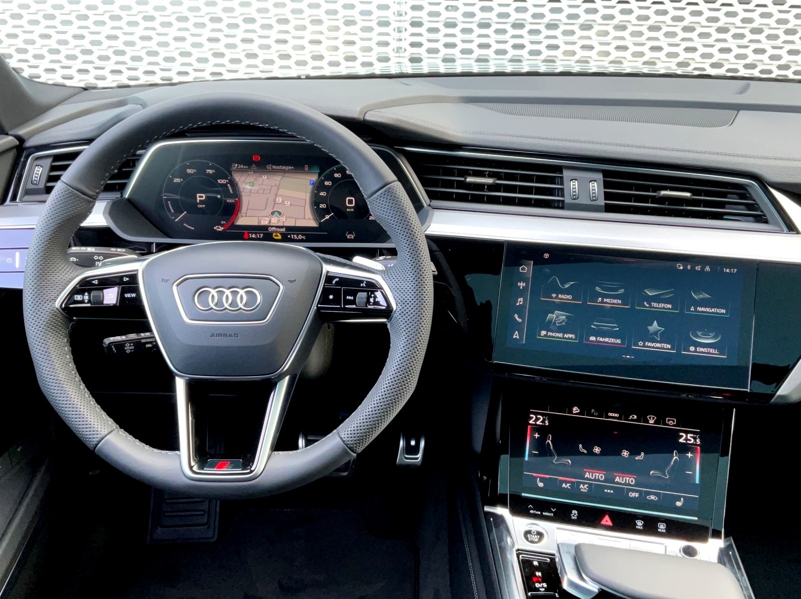 AUDI Q8 50 e-tron S line quattro-image-6