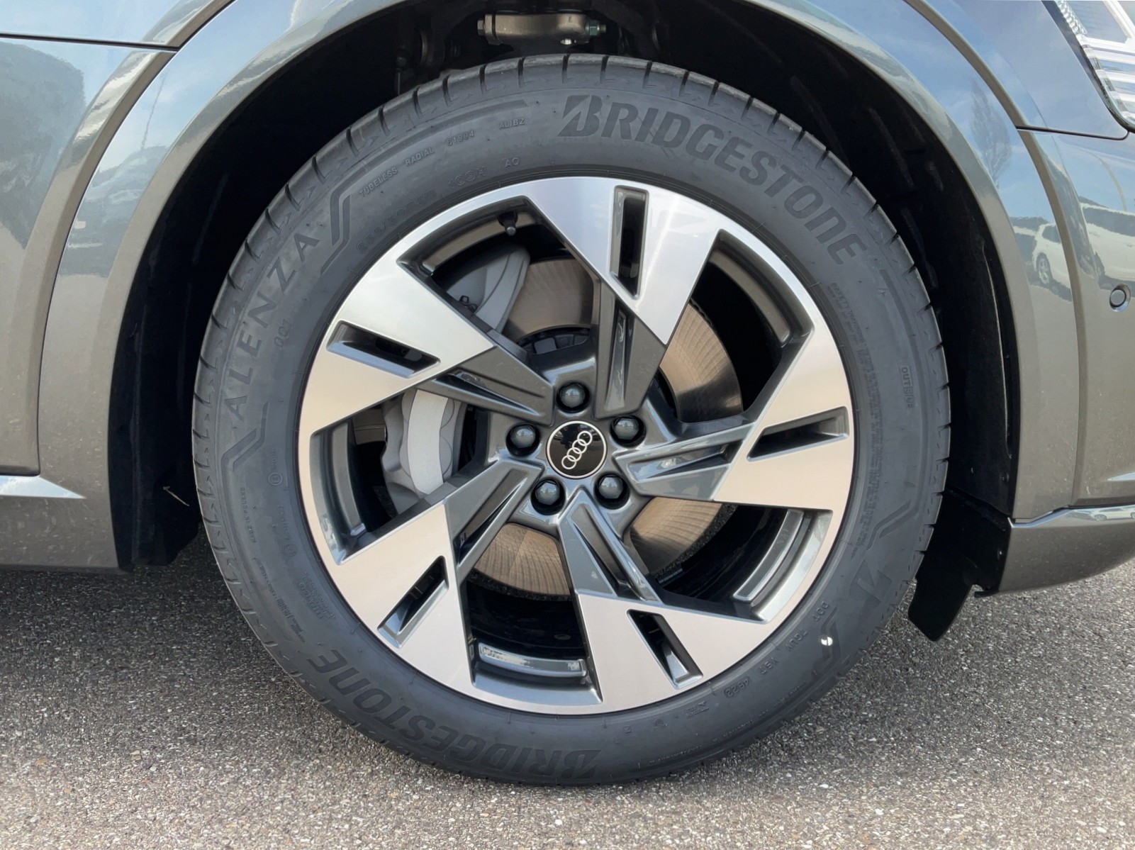AUDI Q8 50 e-tron S line quattro-image-12