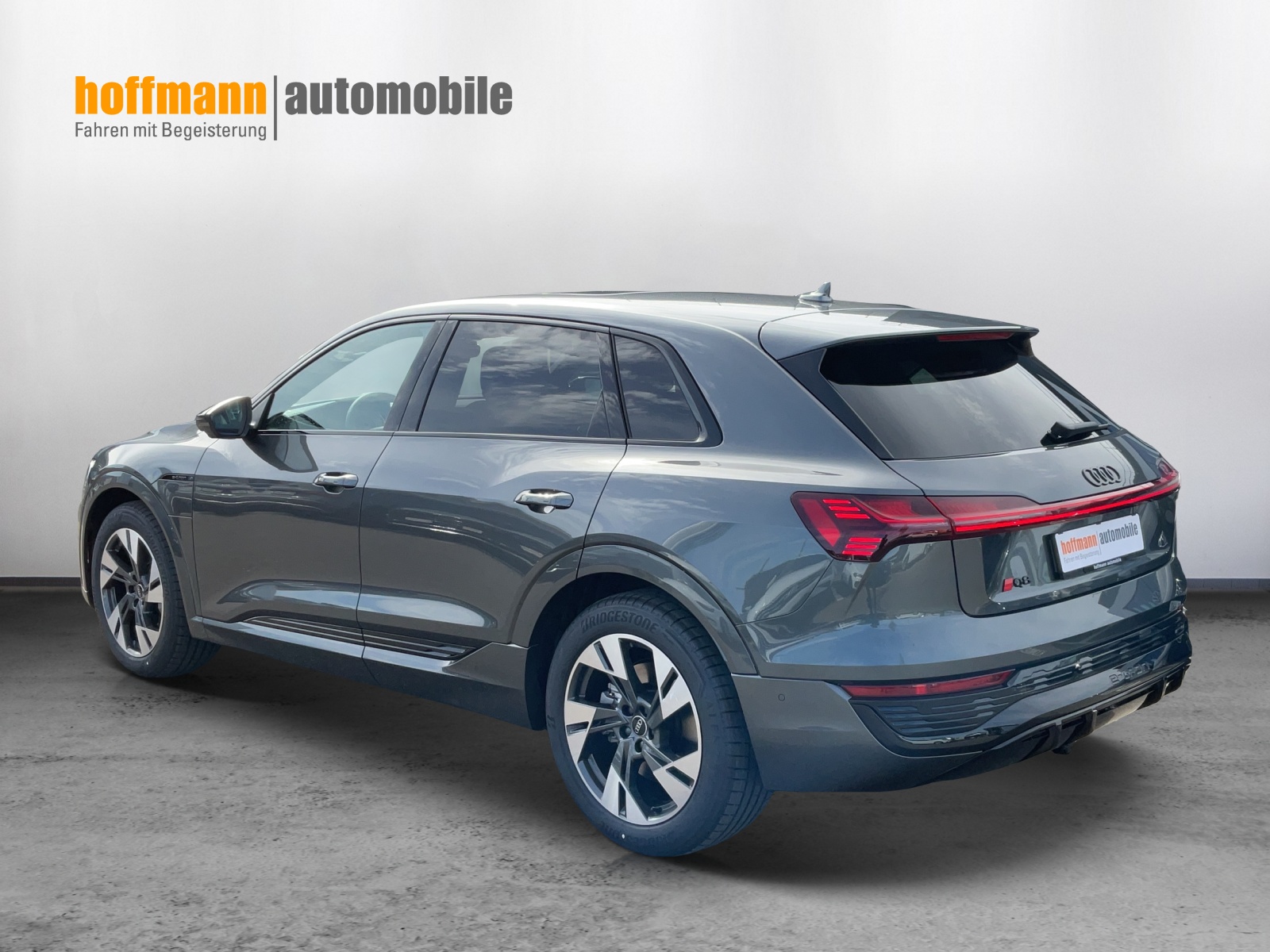 AUDI Q8 50 e-tron S line quattro-image-5