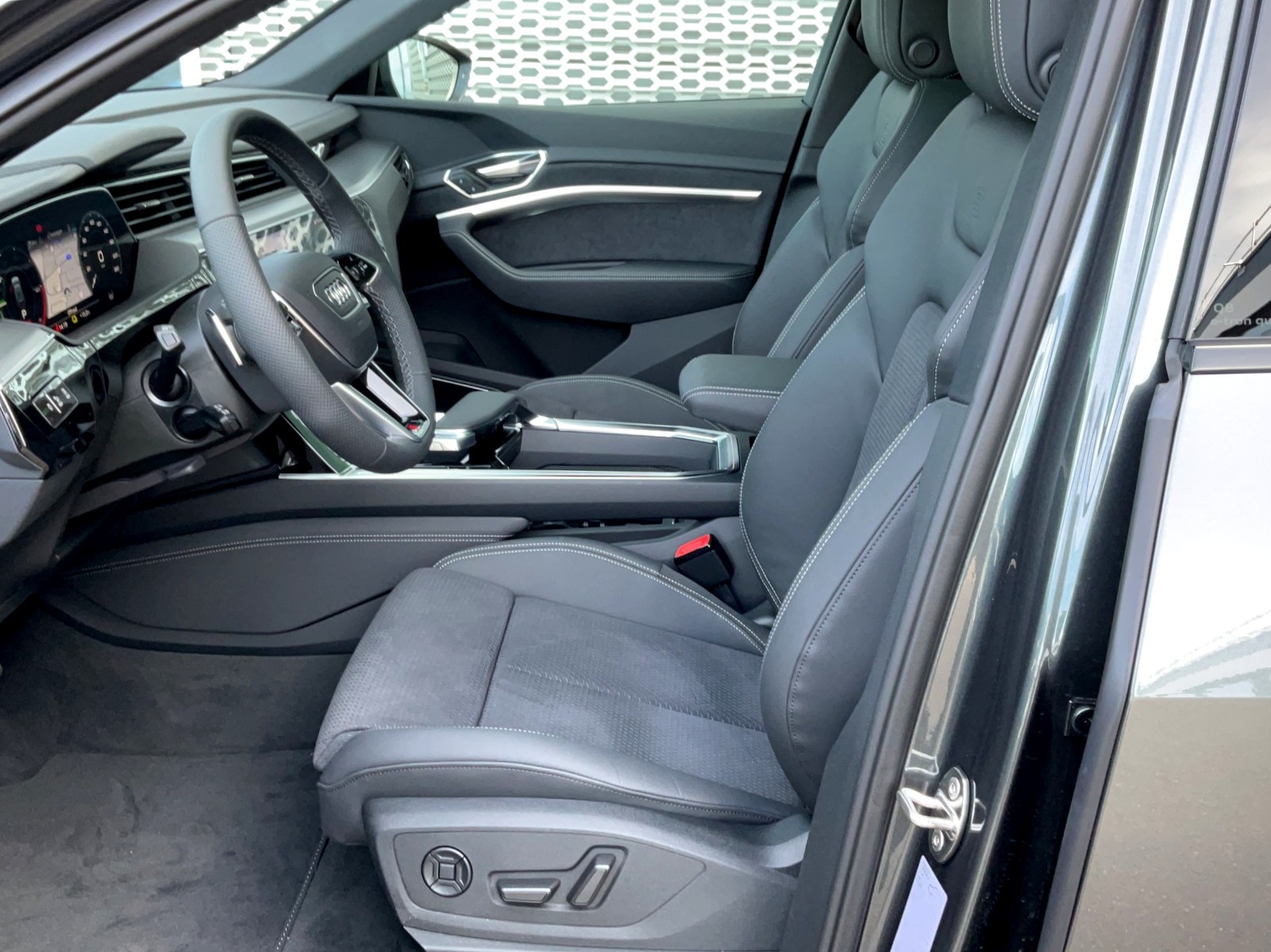 AUDI Q8 50 e-tron S line quattro-image-9