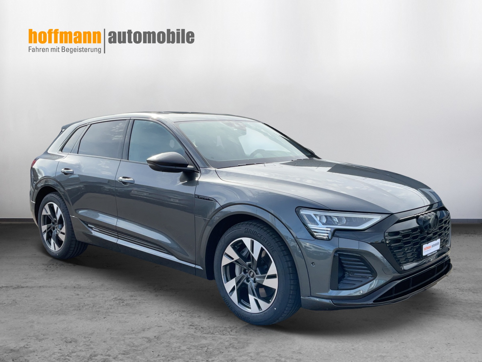 AUDI Q8 50 e-tron S line quattro-image-2