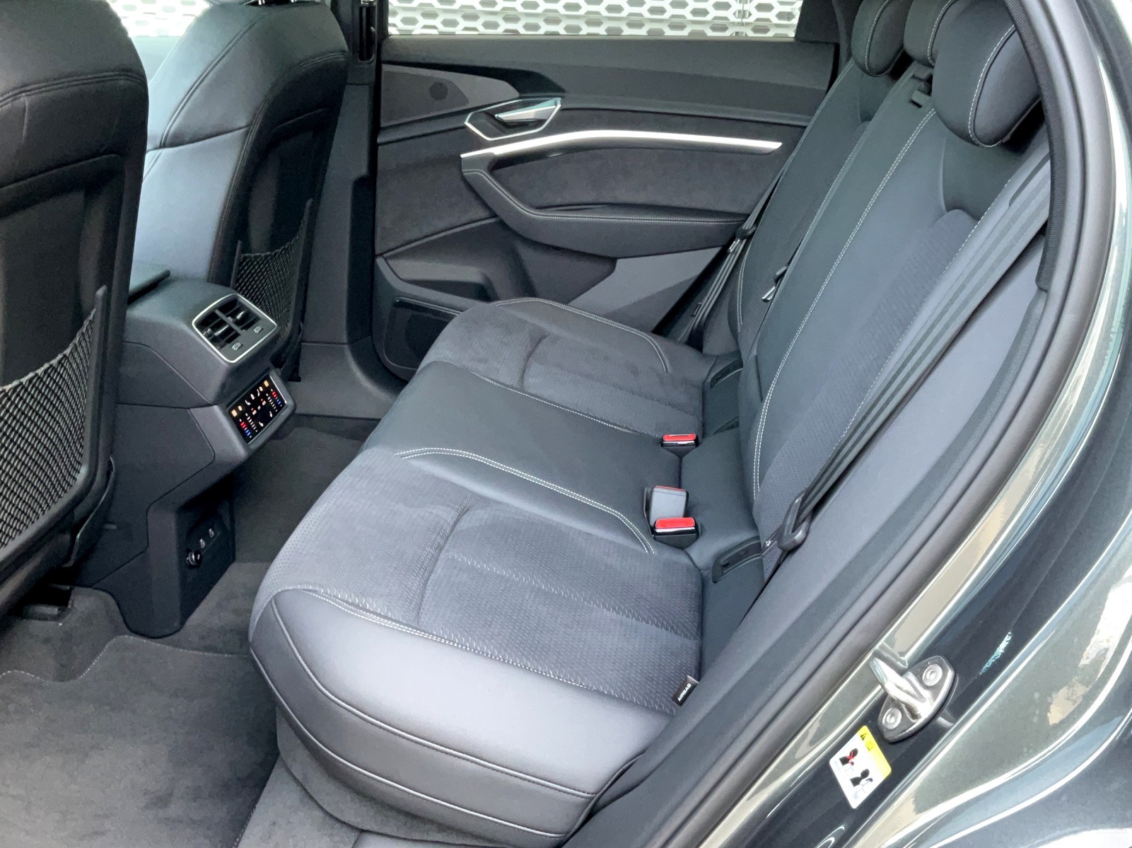 AUDI Q8 50 e-tron S line quattro-image-10