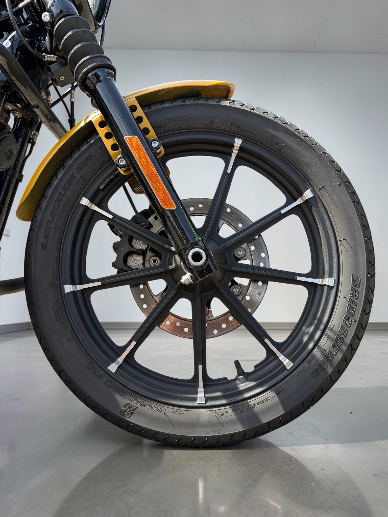 HARLEY-DAVIDSON XL 883 N Sportster Iron ABS-image-9
