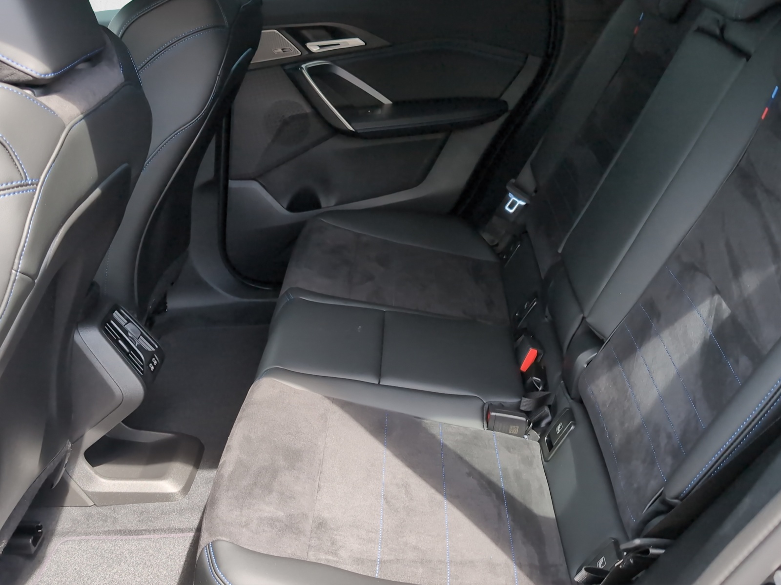 BMW iX1 xDrive 30 Ed. M Sport-image-13
