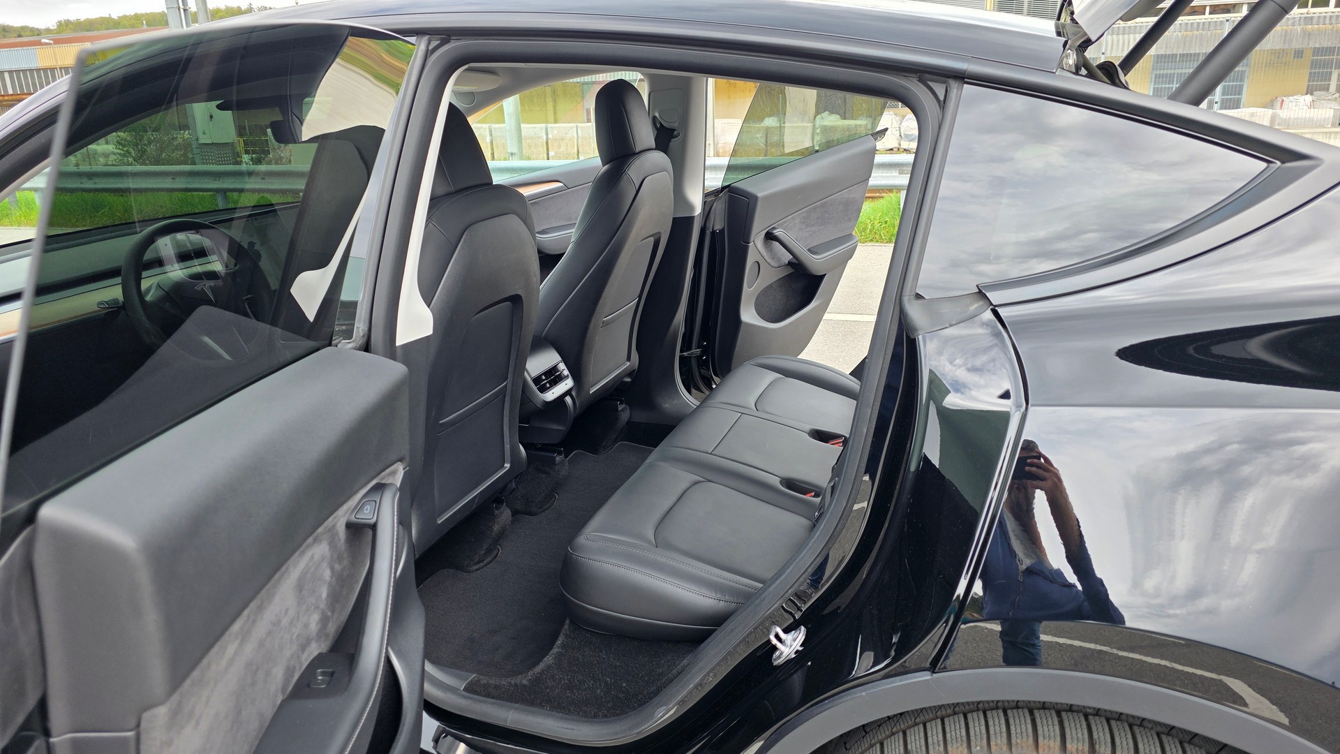 TESLA Model Y Long Range-image-5