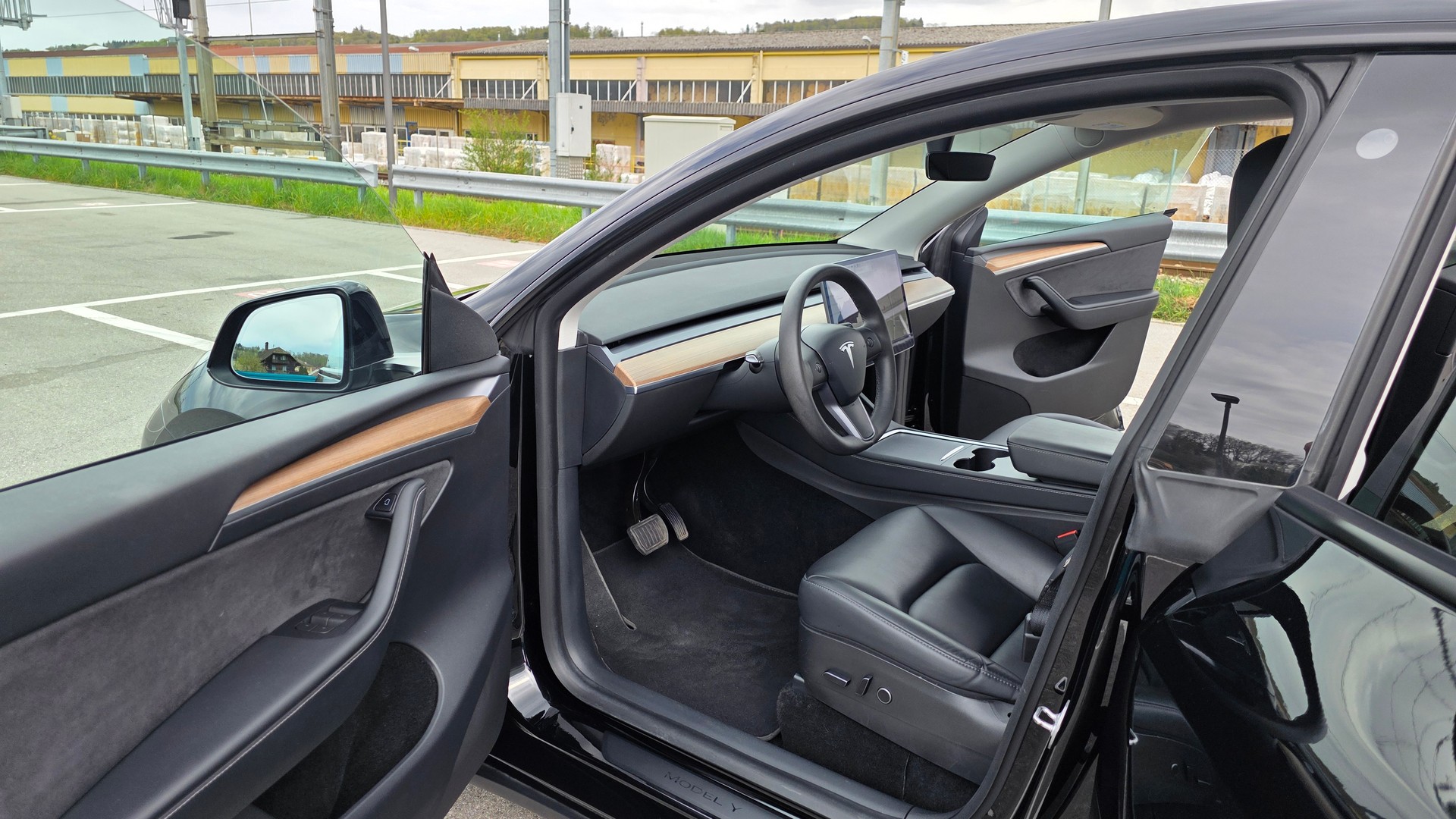 TESLA Model Y Long Range-image-4